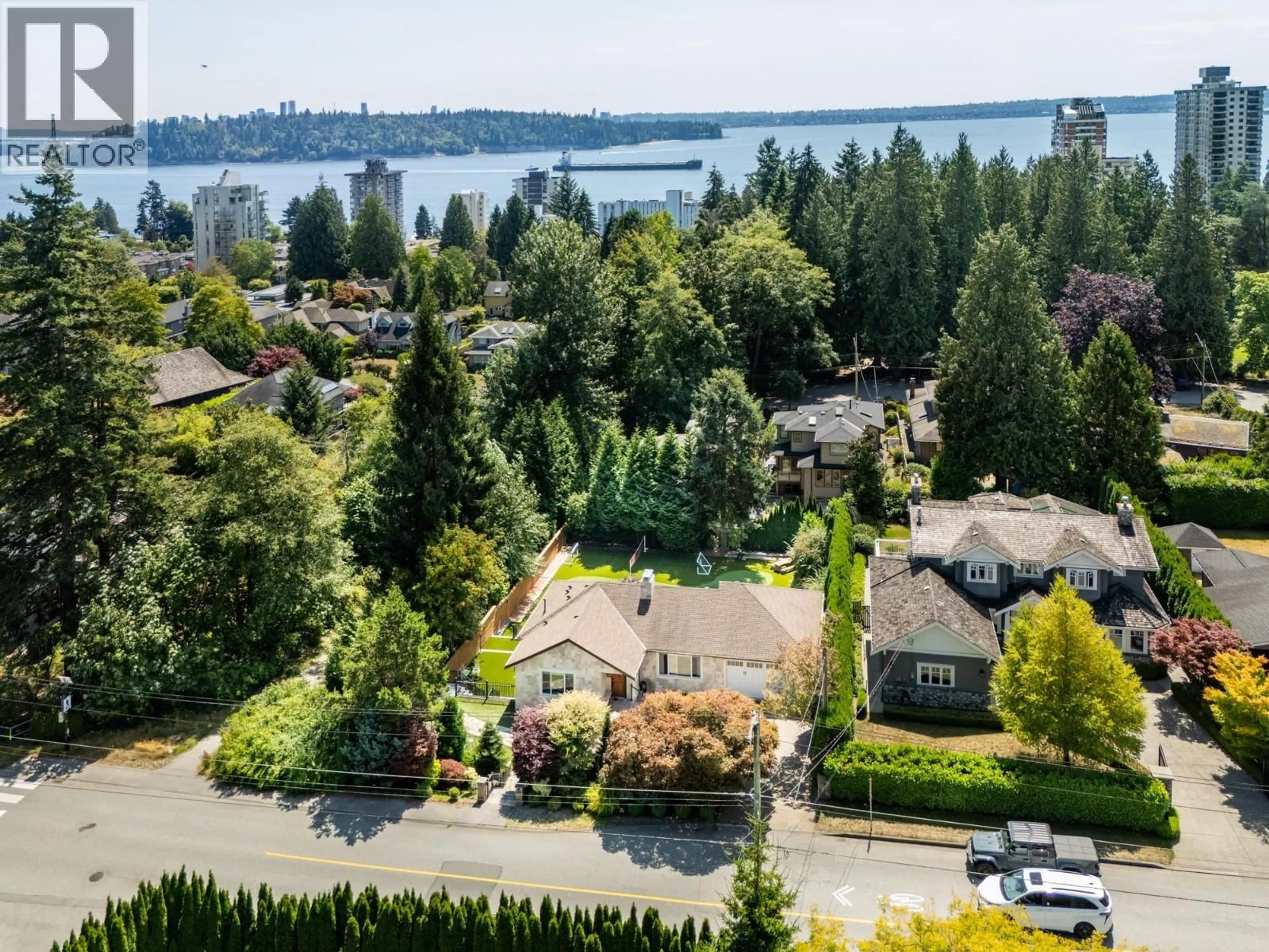 A pic from outside/outdoor area/front of a property/back of a property/a pic from drone, water/lake/river/ocean view for 1924 FULTON AVENUE, West Vancouver British Columbia V7V1S9