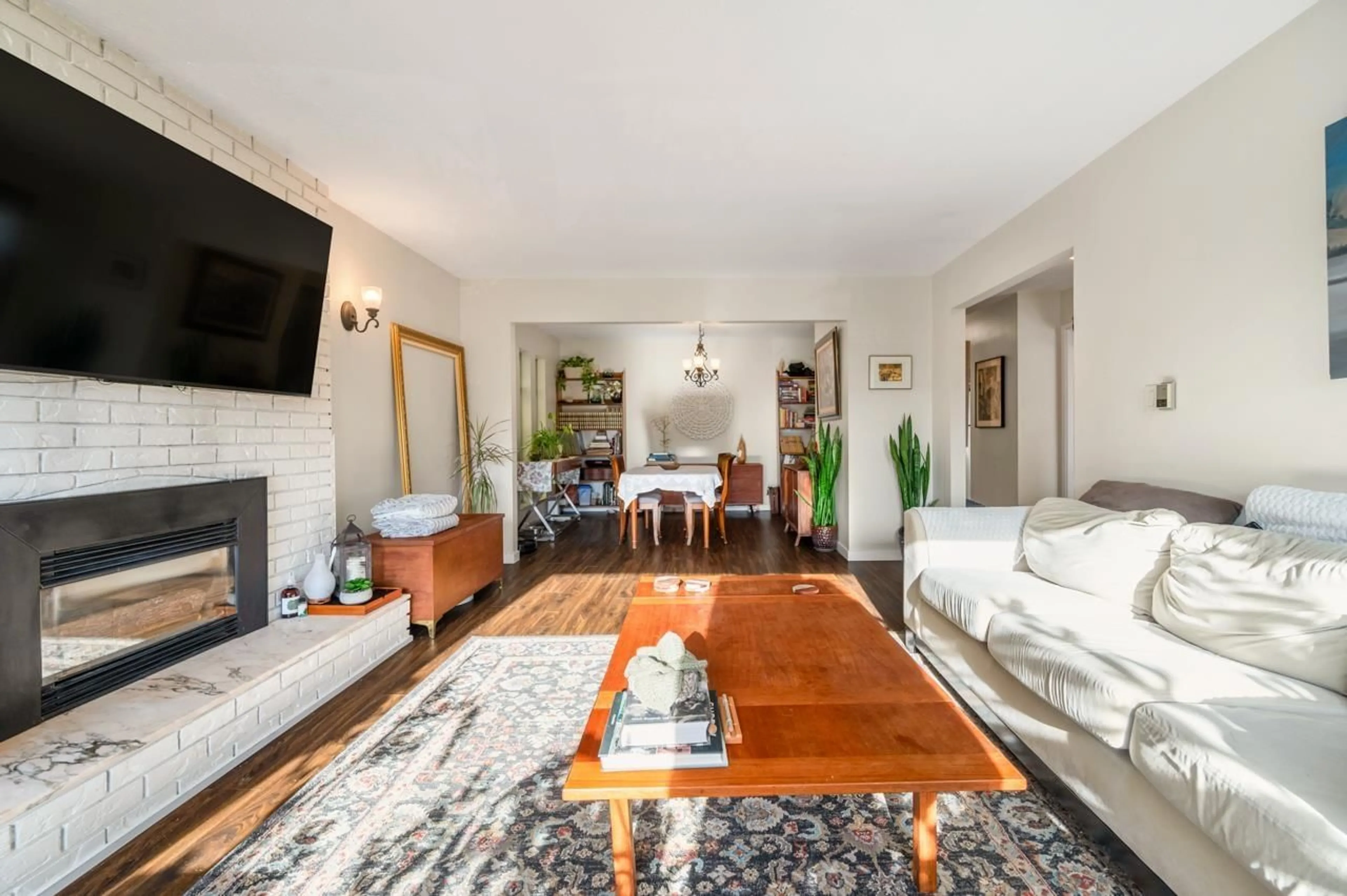 Living room with furniture, unknown for 13257 14A AVENUE, Surrey British Columbia V4A1J2