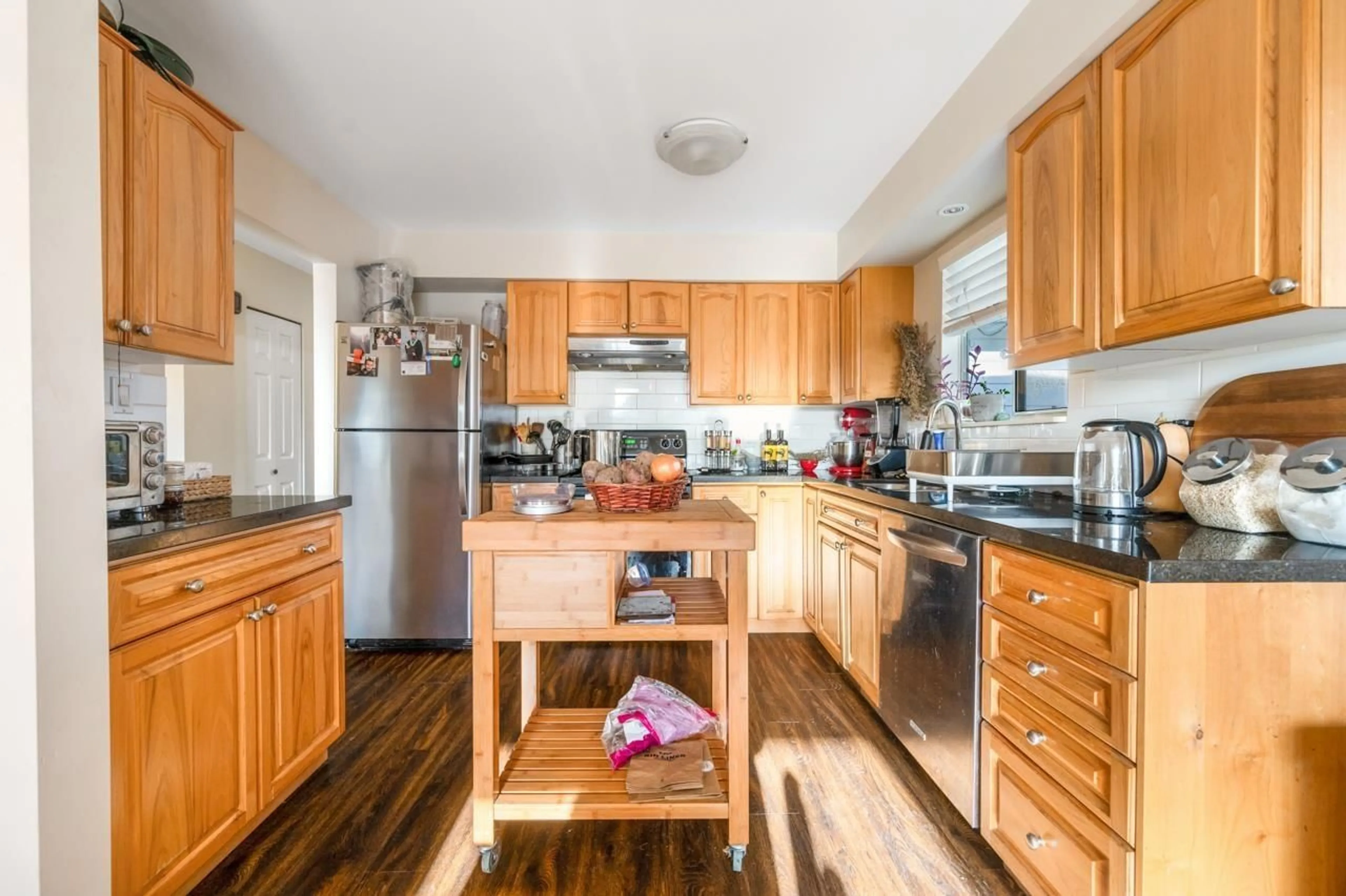 Standard kitchen, wood/laminate floor for 13257 14A AVENUE, Surrey British Columbia V4A1J2