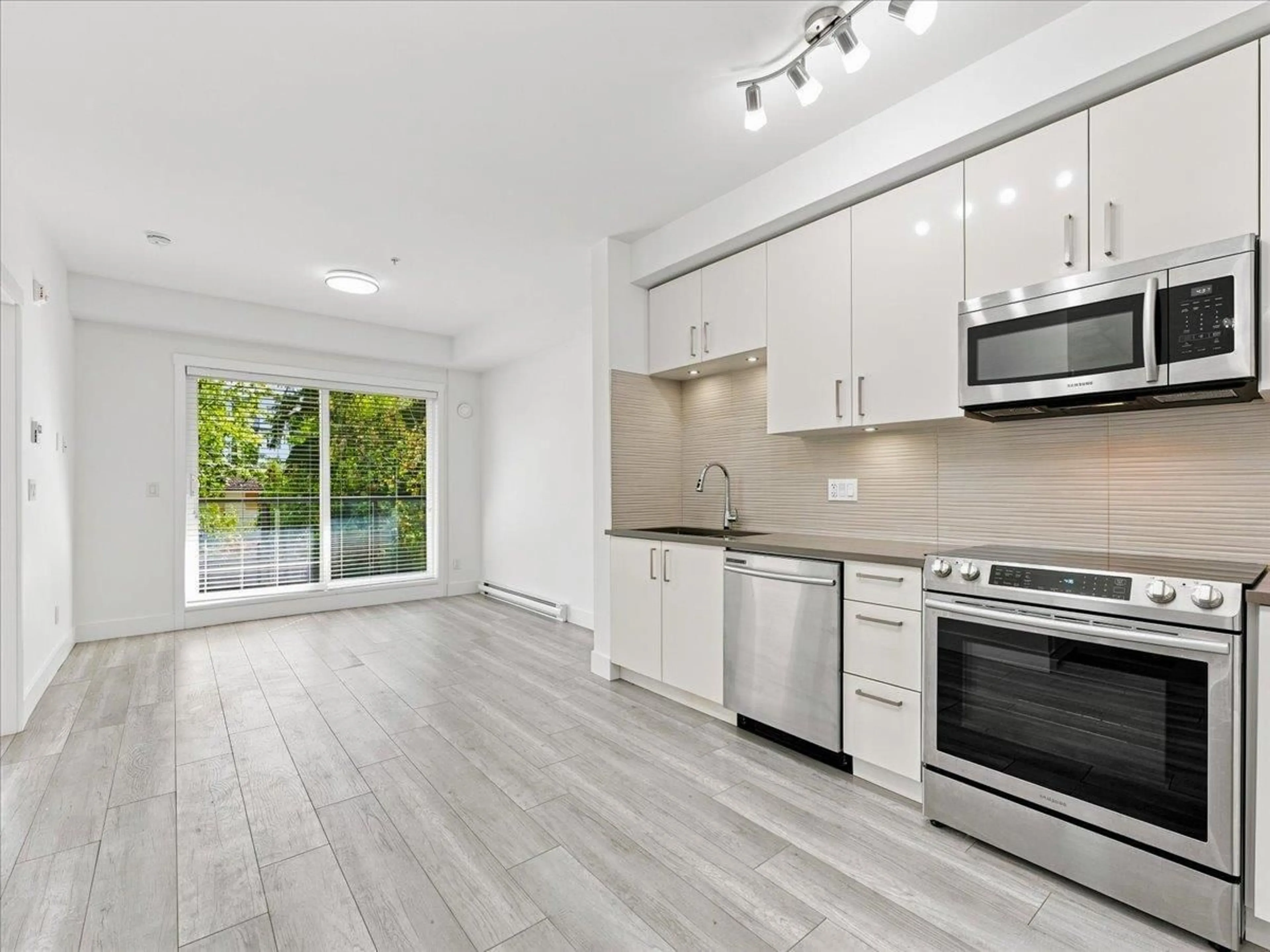 Open concept kitchen, wood/laminate floor for 106 - 9689 140 STREET, Surrey British Columbia V3T0P3