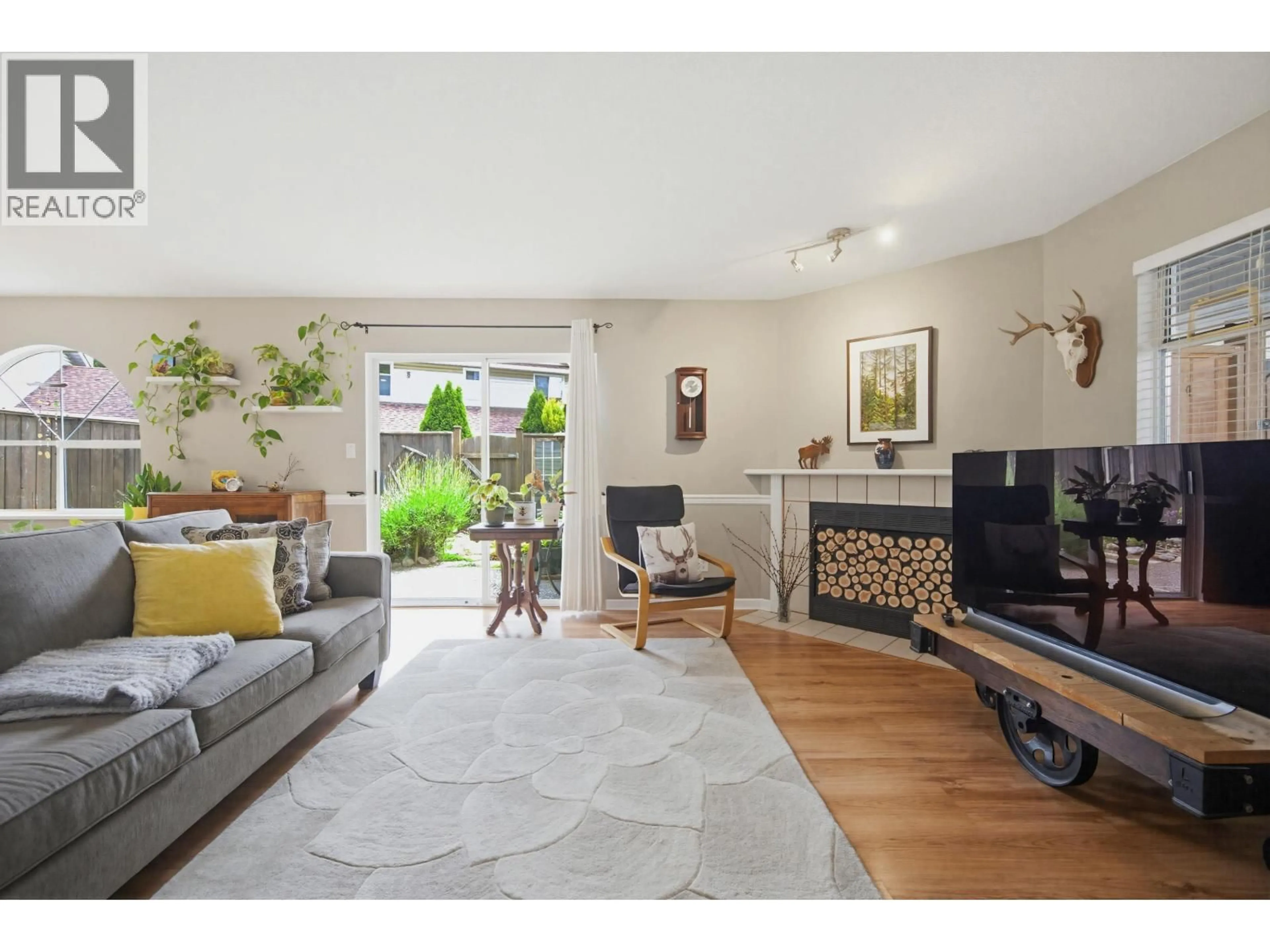 Living room with furniture, wood/laminate floor for 17 - 20699 120B AVENUE, Maple Ridge British Columbia V2X0A5