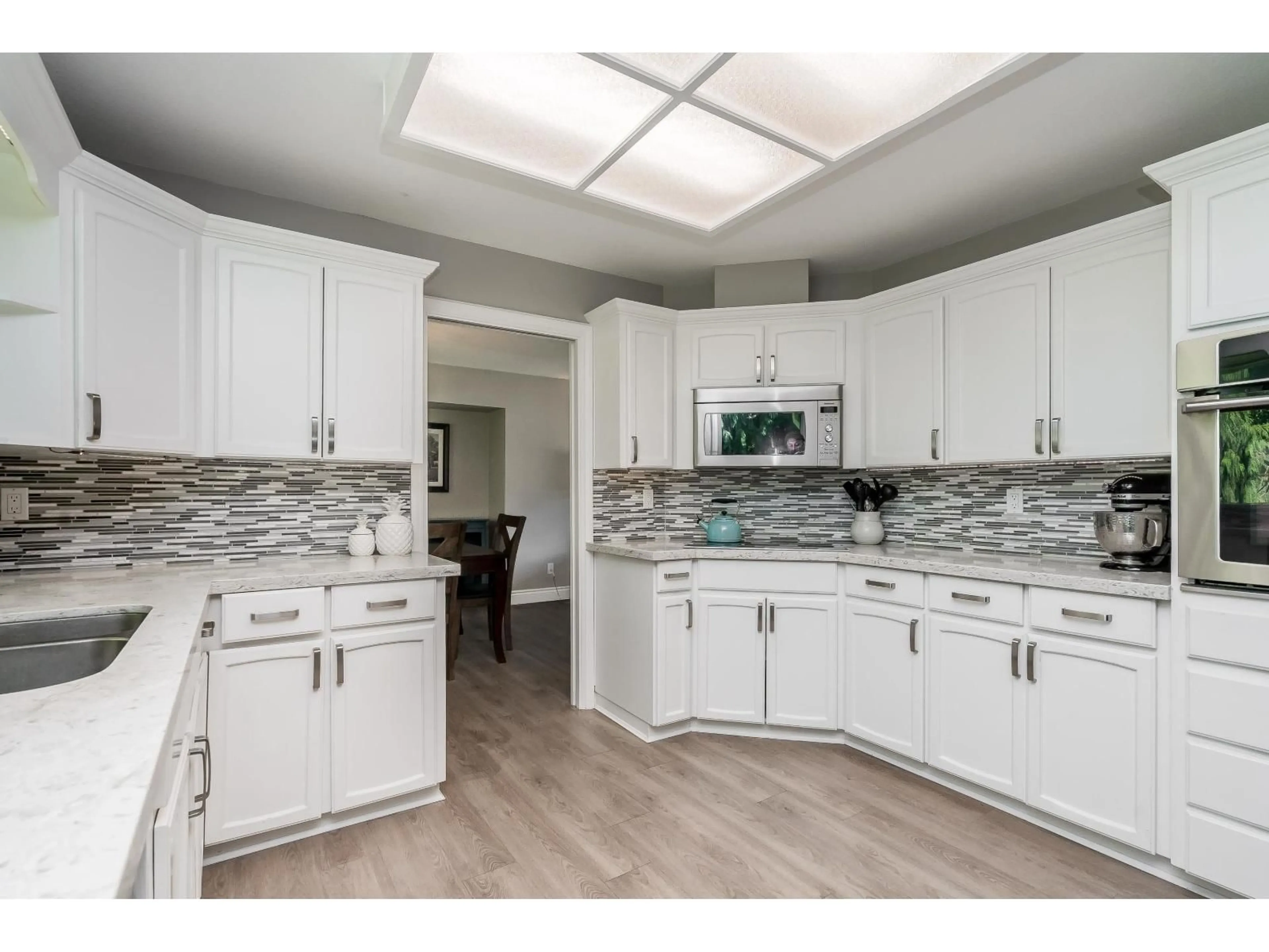 Open concept kitchen, ceramic/tile floor for 19766 43 AVENUE, Langley British Columbia V3A8G1