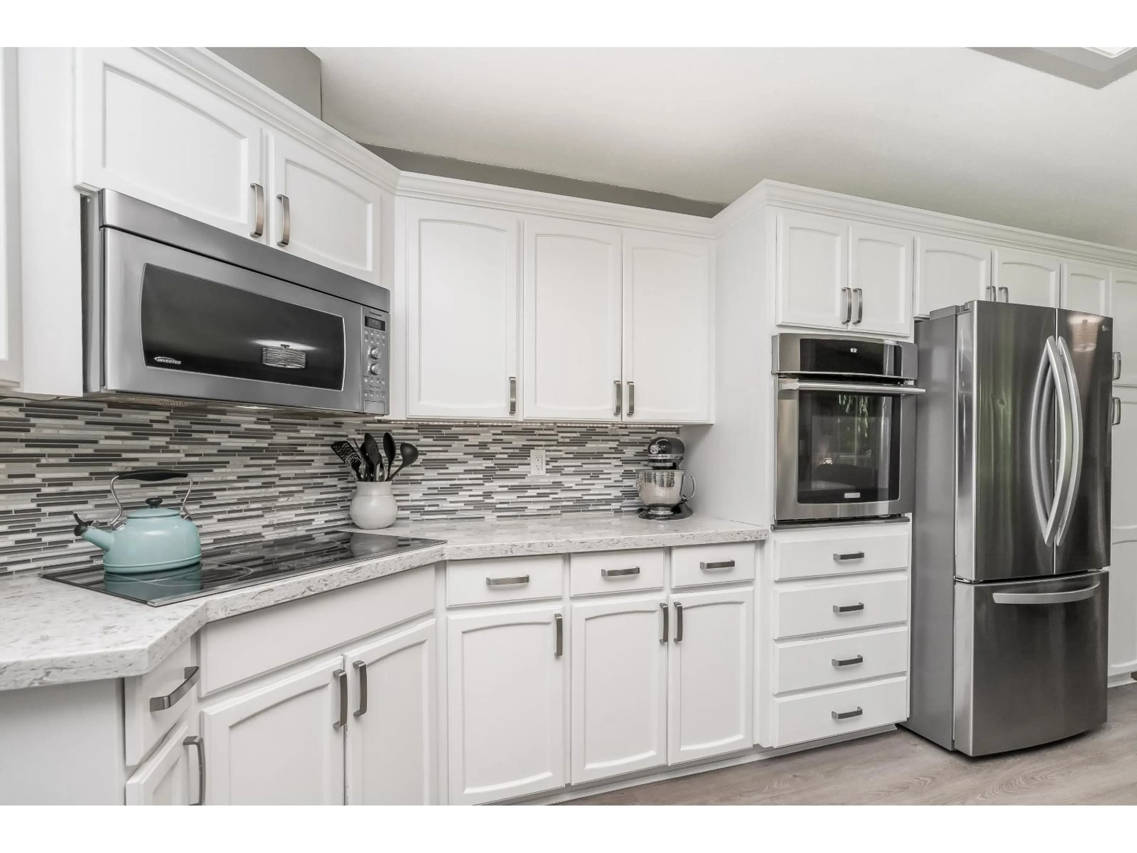 Open concept kitchen, ceramic/tile floor for 19766 43 AVENUE, Langley British Columbia V3A8G1