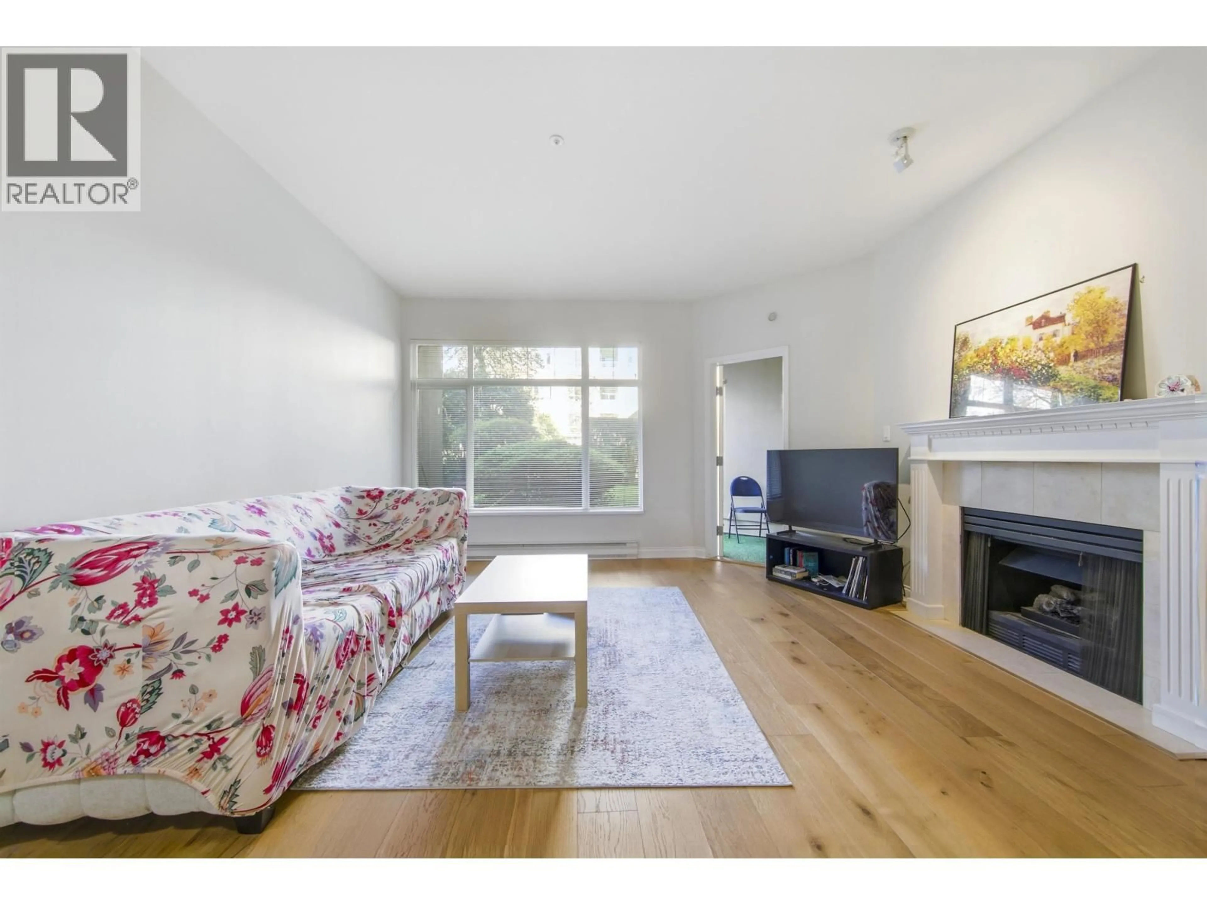 Living room with furniture, wood/laminate floor for 105 - 5735 HAMPTON PLACE, Vancouver British Columbia V6T2G8