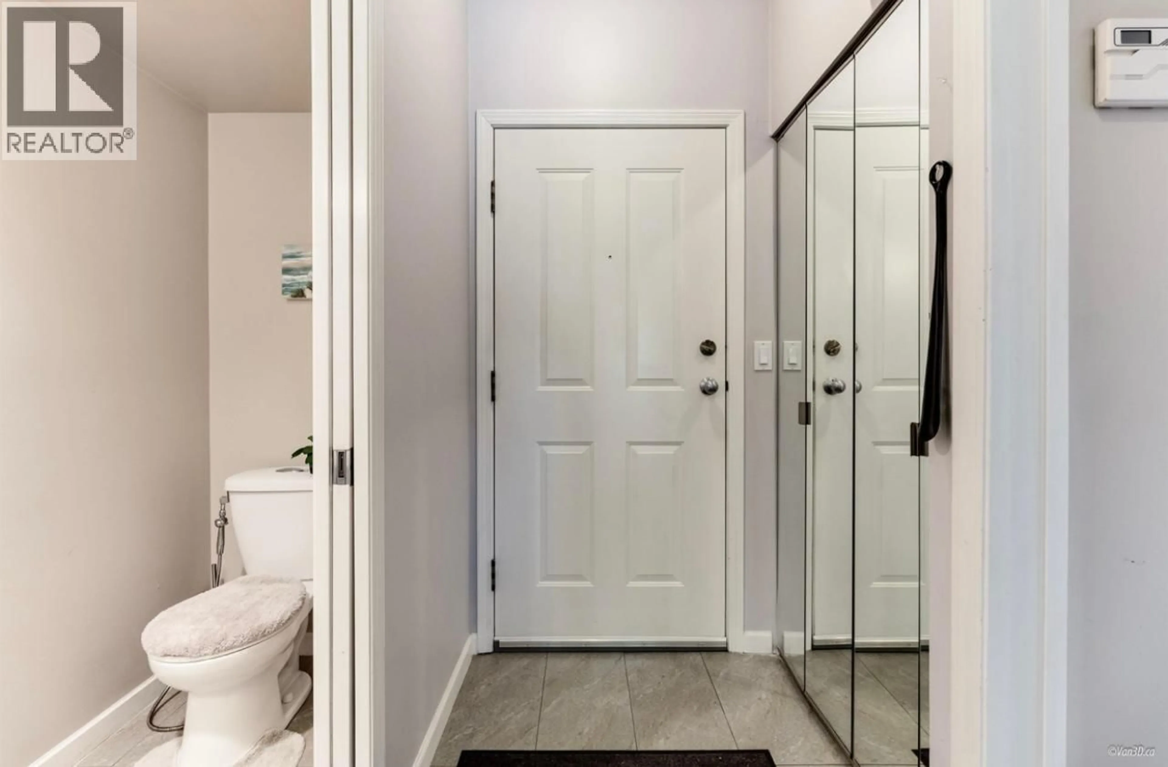 Indoor entryway for 204 - 3188 CAMOSUN STREET STREET, Vancouver British Columbia V6R3X1