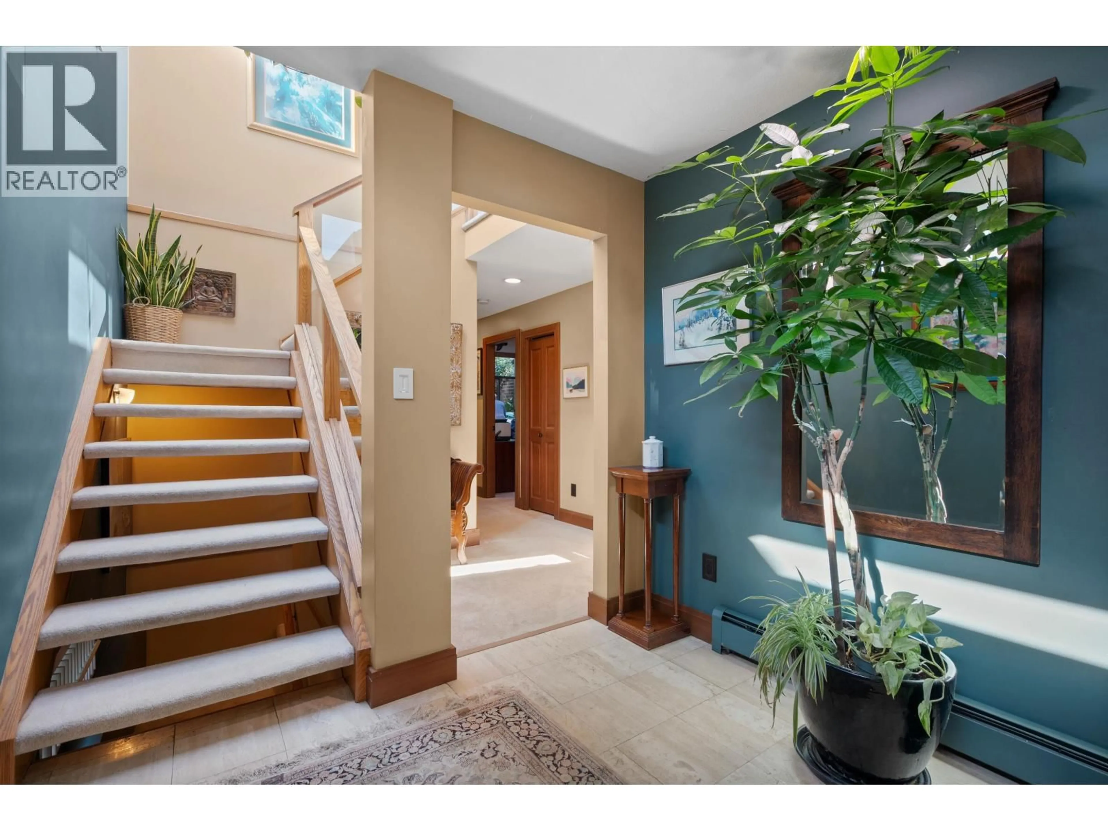 Indoor entryway for 2379 MARINE DRIVE, West Vancouver British Columbia V7V1K9