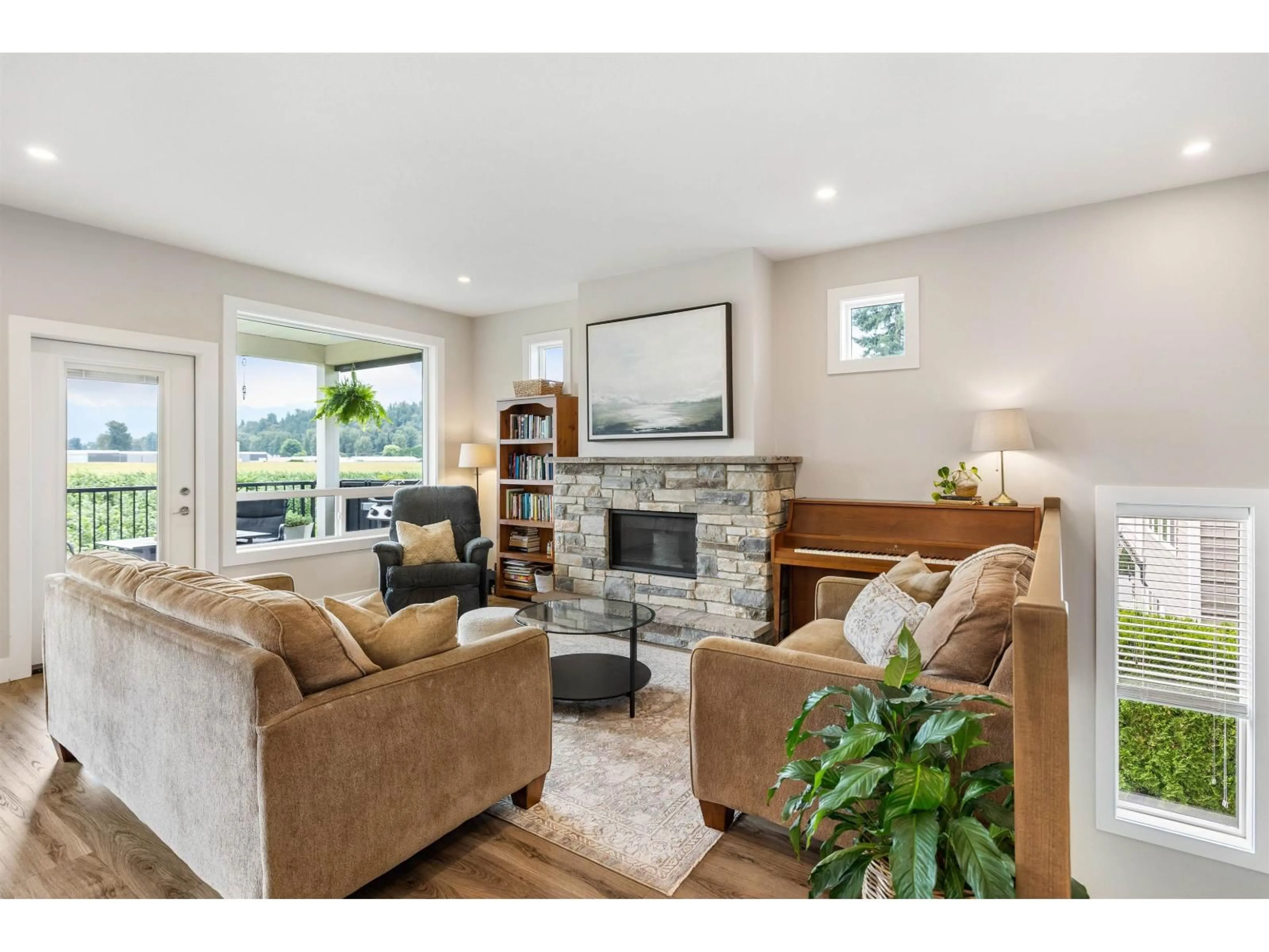 Living room with furniture, wood/laminate floor for 10392 WEDGEWOOD DRIVE, Chilliwack British Columbia V2P6B9