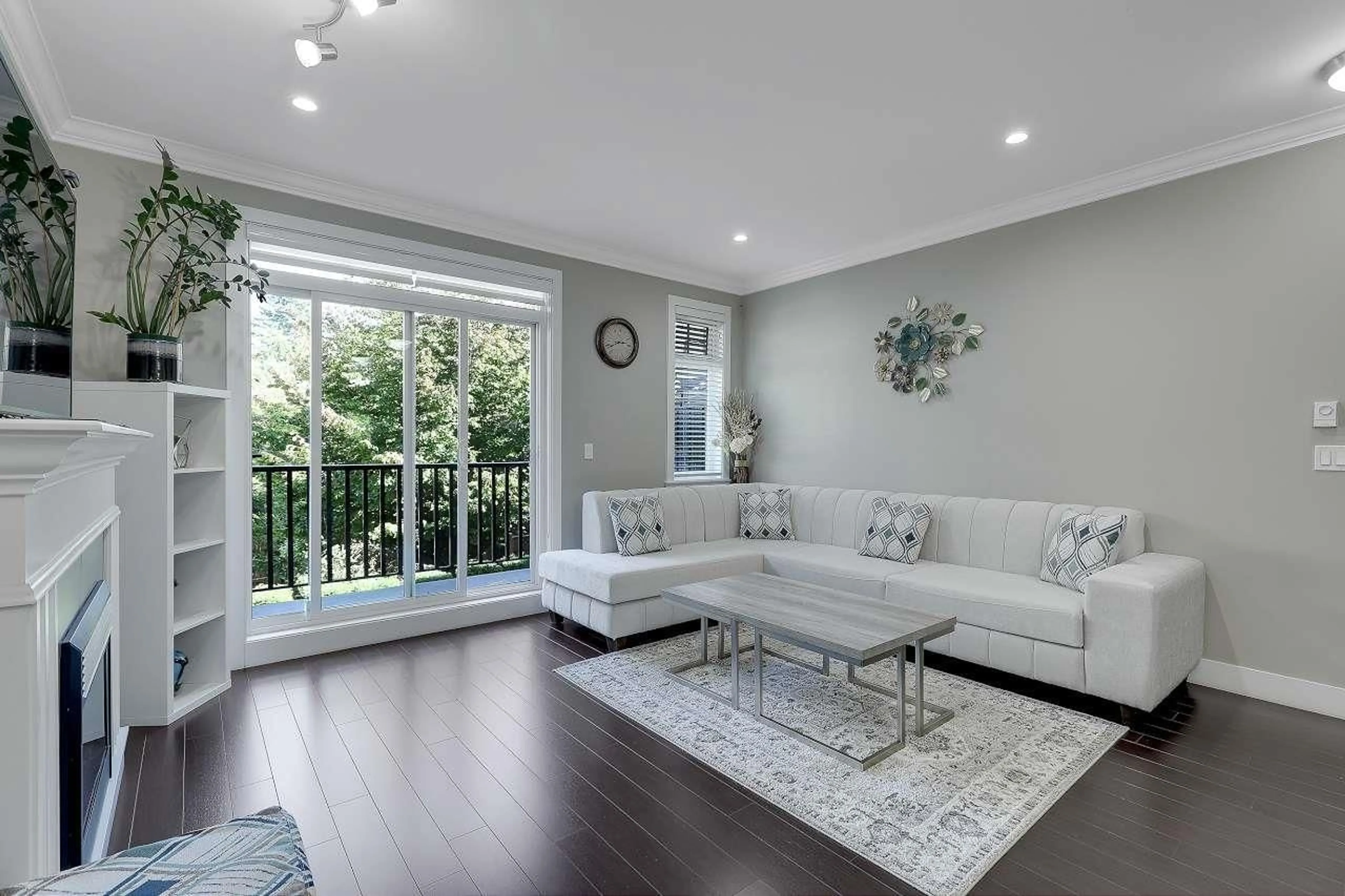 Living room with furniture, wood/laminate floor for 50 - 6383 140 STREET, Surrey British Columbia V3W0E9