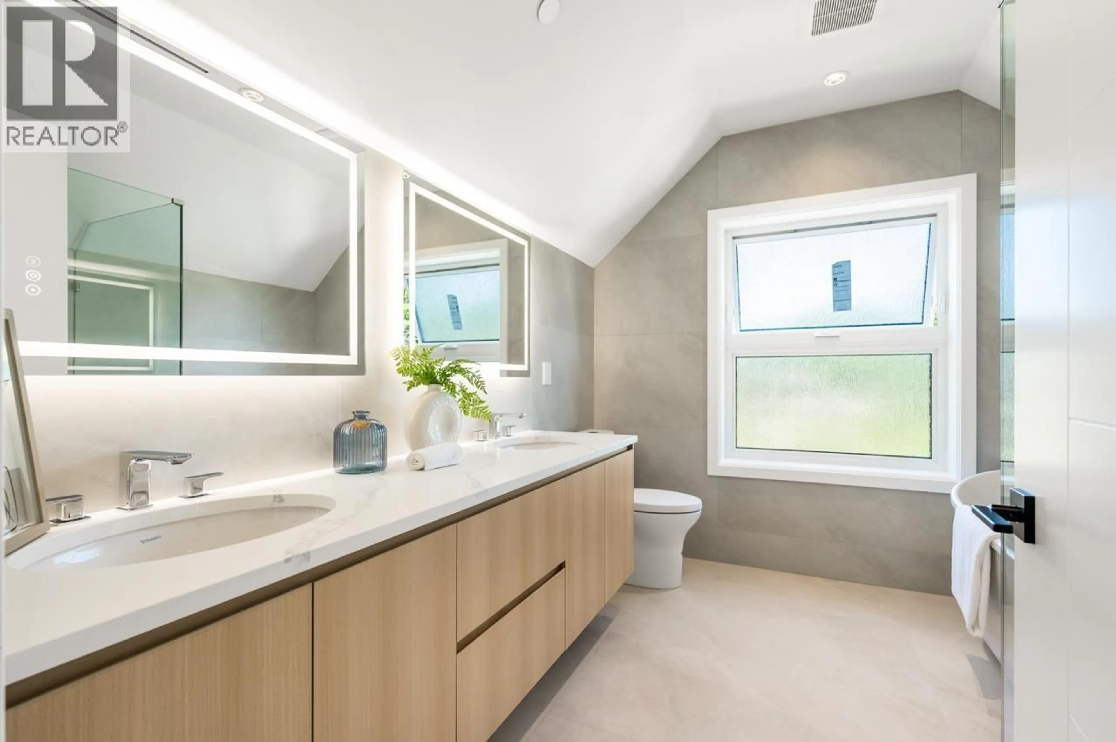 Contemporary bathroom, ceramic/tile floor for 2 - 3771 KING EDWARD AVENUE, Vancouver British Columbia V6S1M8