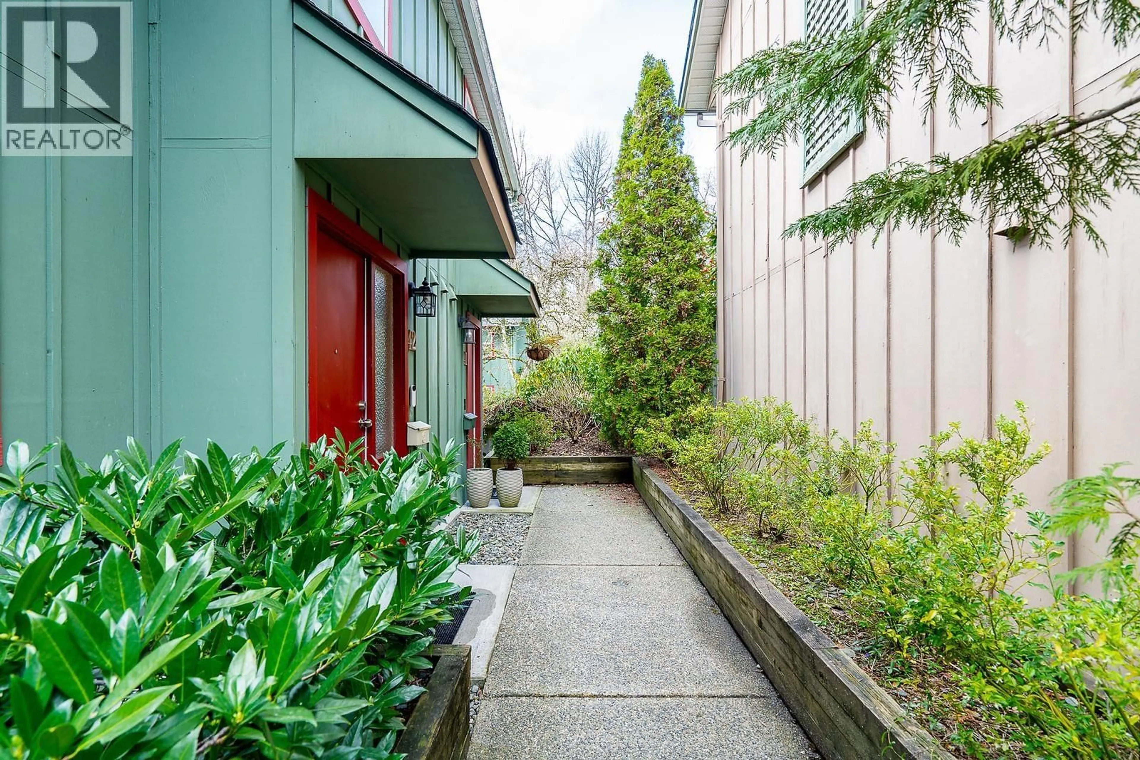 Patio, street for 42 - 900 17TH STREET, North Vancouver British Columbia V7P3K5