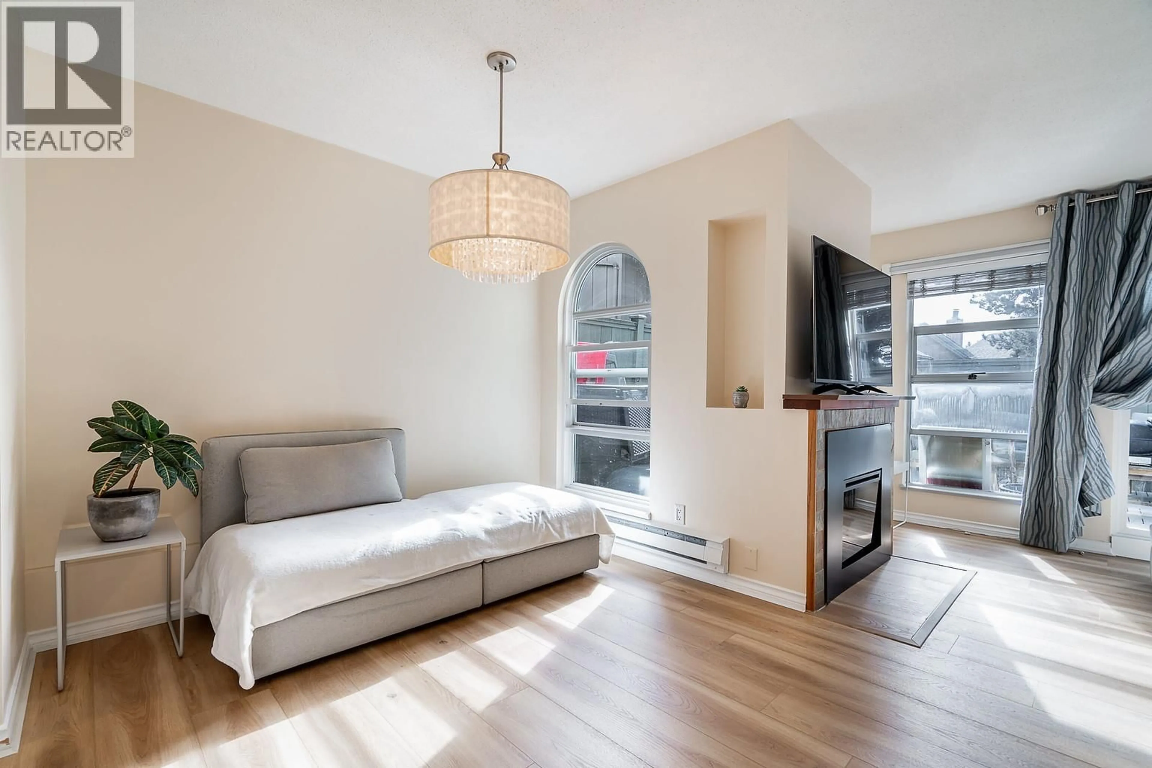 Living room with furniture, wood/laminate floor for 42 - 900 17TH STREET, North Vancouver British Columbia V7P3K5