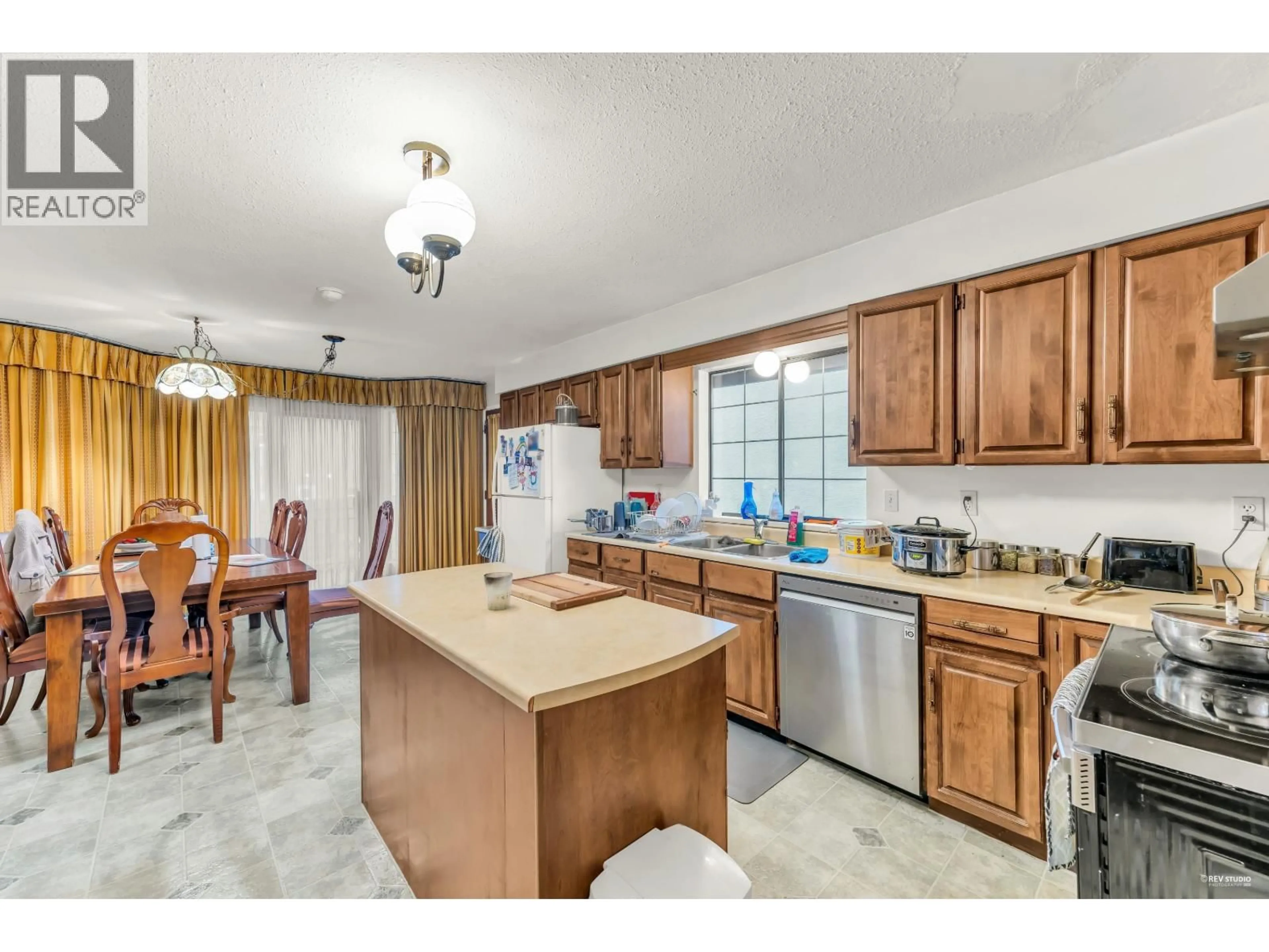 Open concept kitchen, ceramic/tile floor for 4240 SHACKLETON GATE, Richmond British Columbia V7C4X1