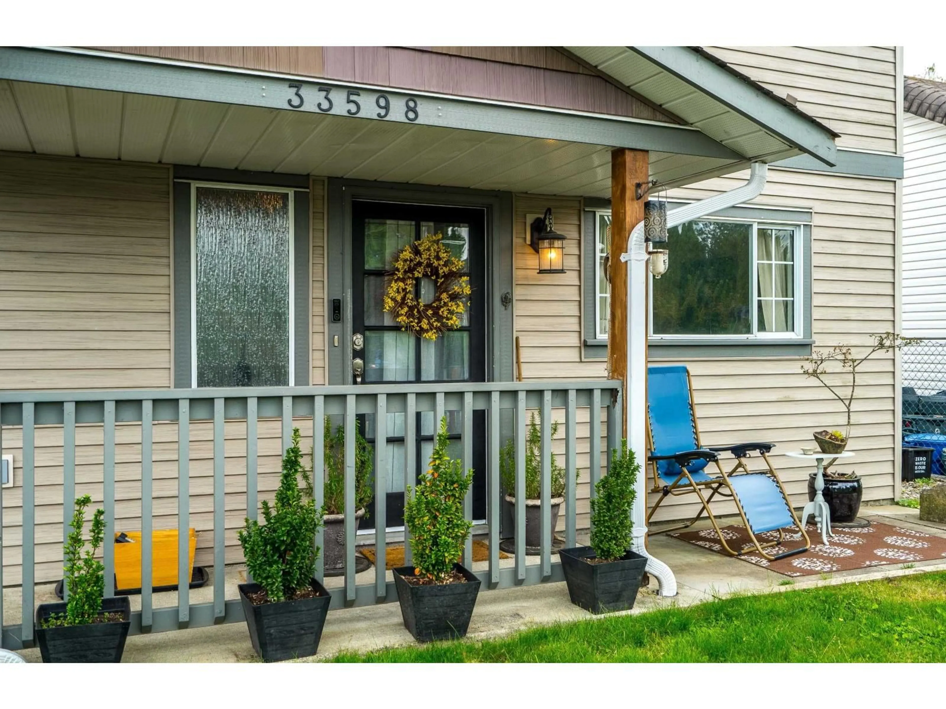 Home with vinyl exterior material, street for 33598 8 AVENUE, Mission British Columbia V2V2H7