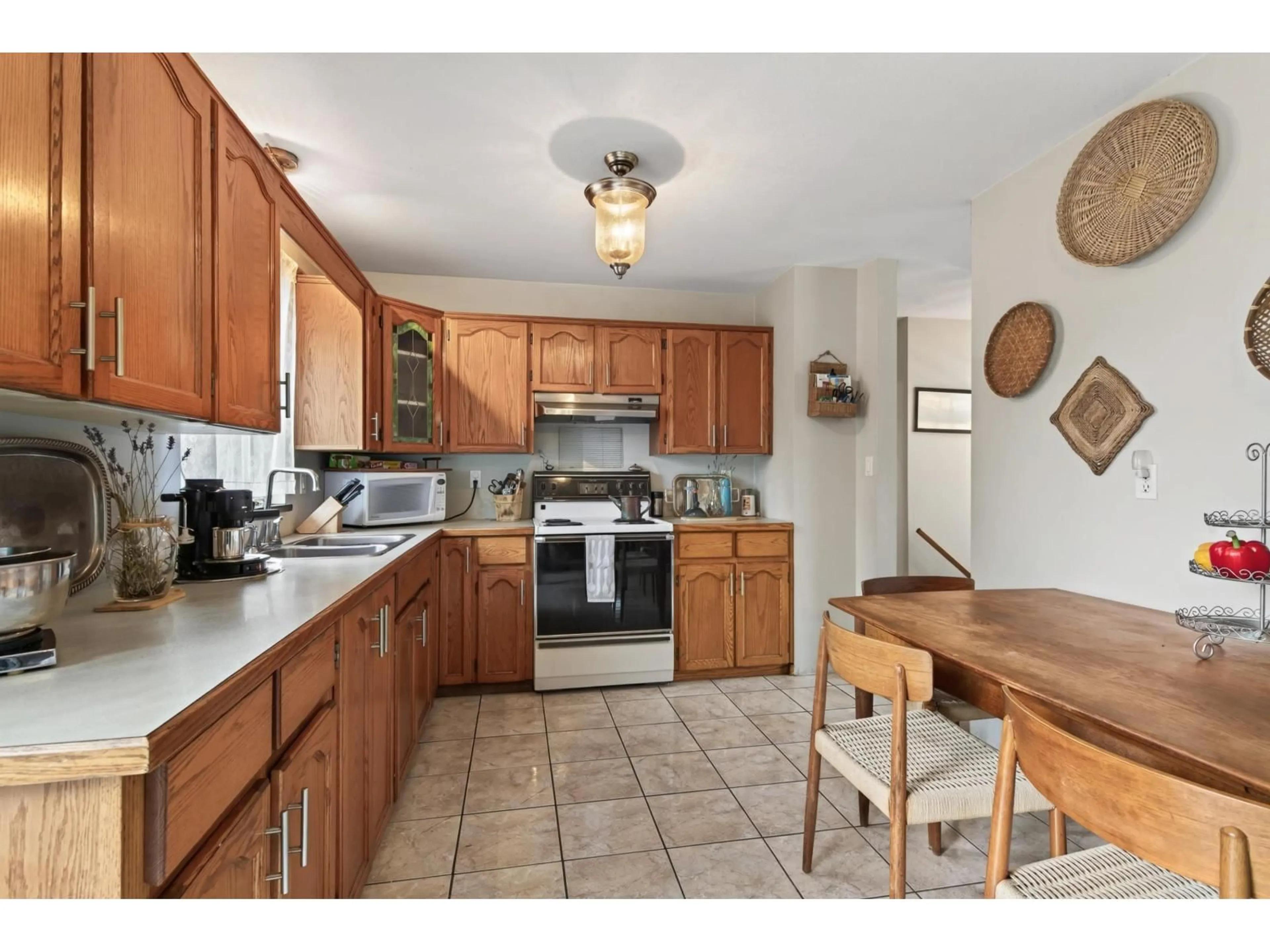 Standard kitchen, ceramic/tile floor for 33598 8 AVENUE, Mission British Columbia V2V2H7