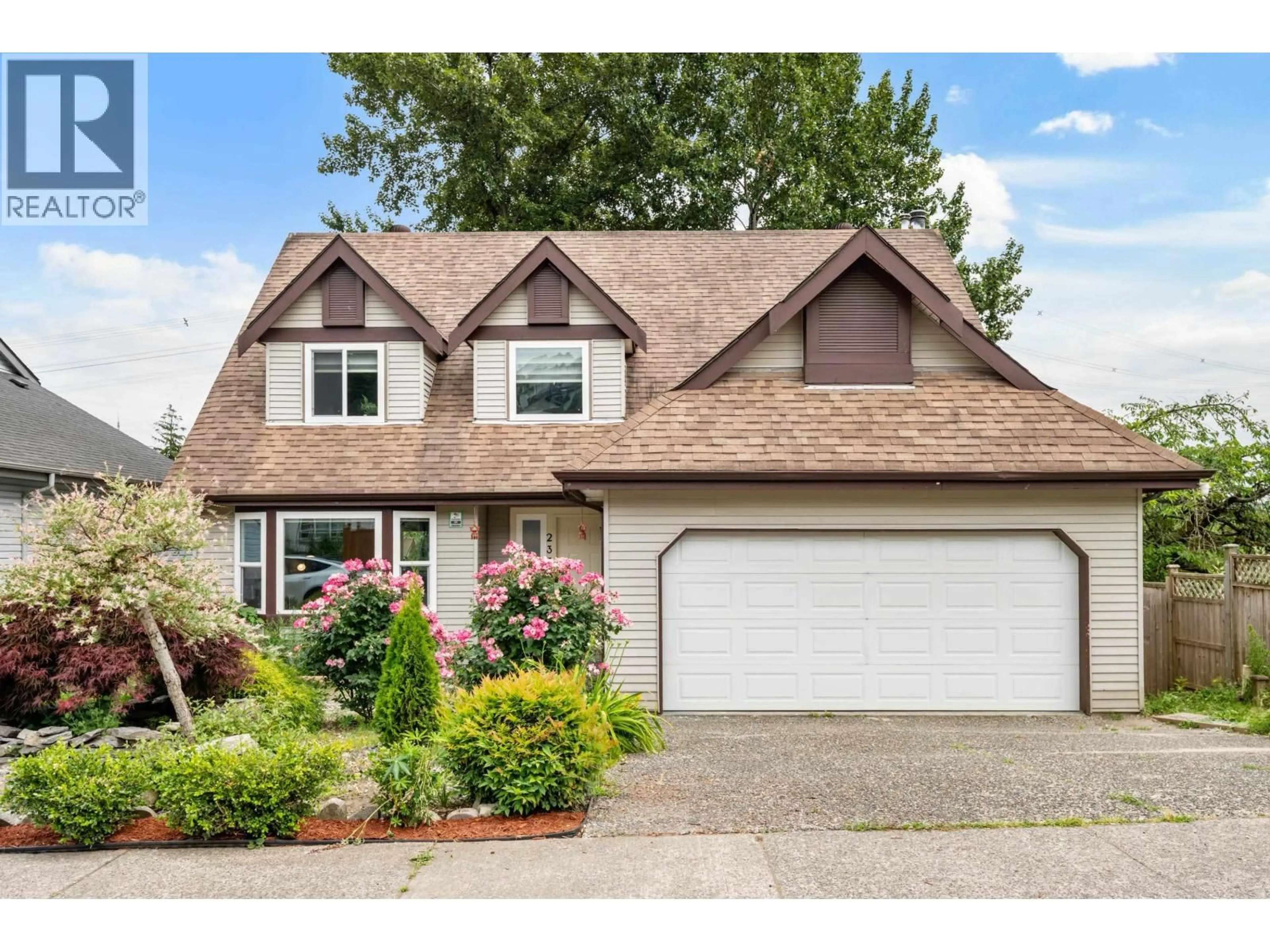 Home with vinyl exterior material, street for 2378 MARIANA PLACE, Coquitlam British Columbia V3K6S2