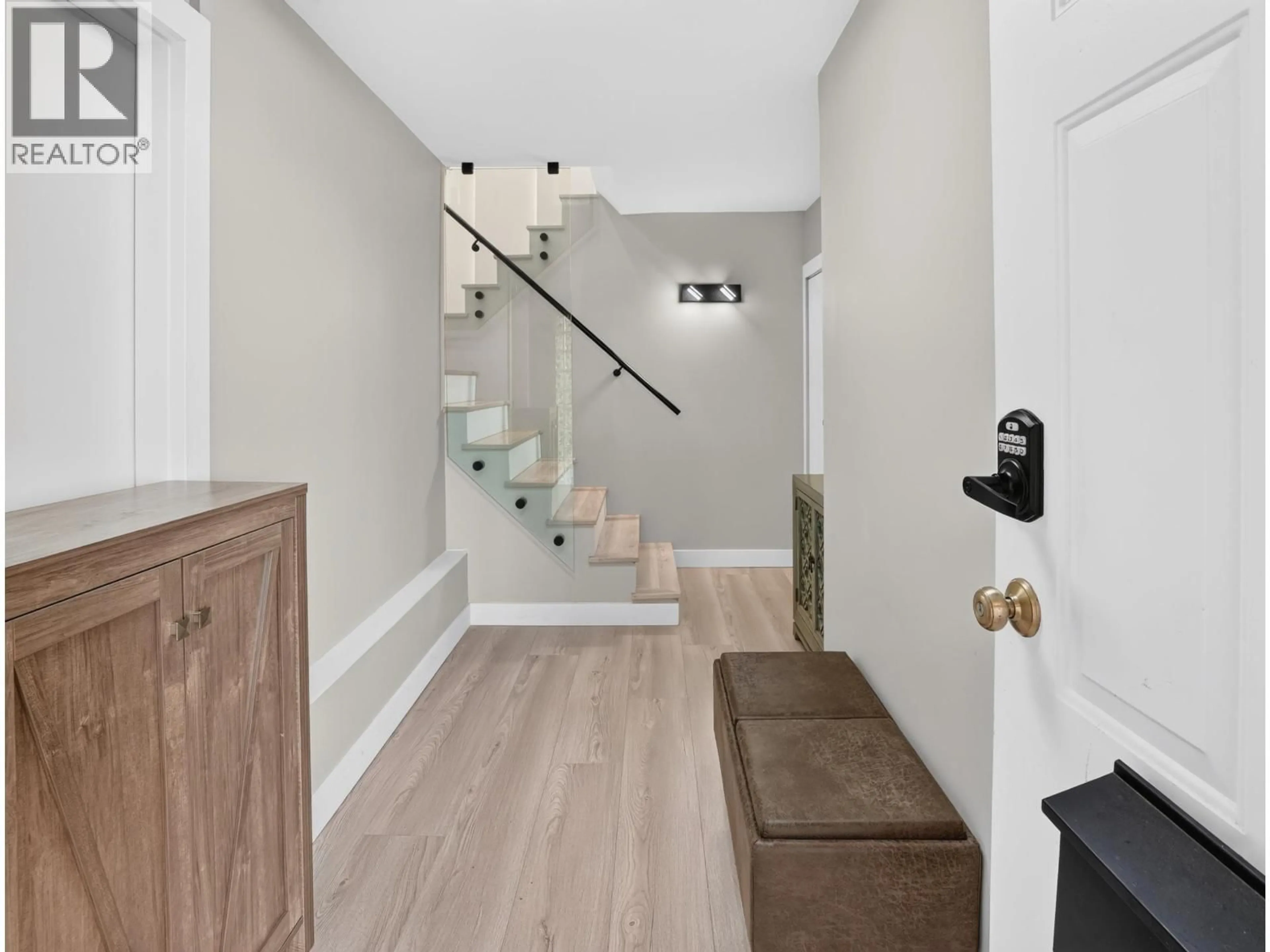 Indoor entryway for 3570 LONSDALE AVENUE, North Vancouver British Columbia V7N3K4