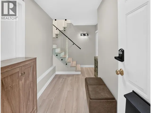 3570 LONSDALE AVENUE, North Vancouver 2