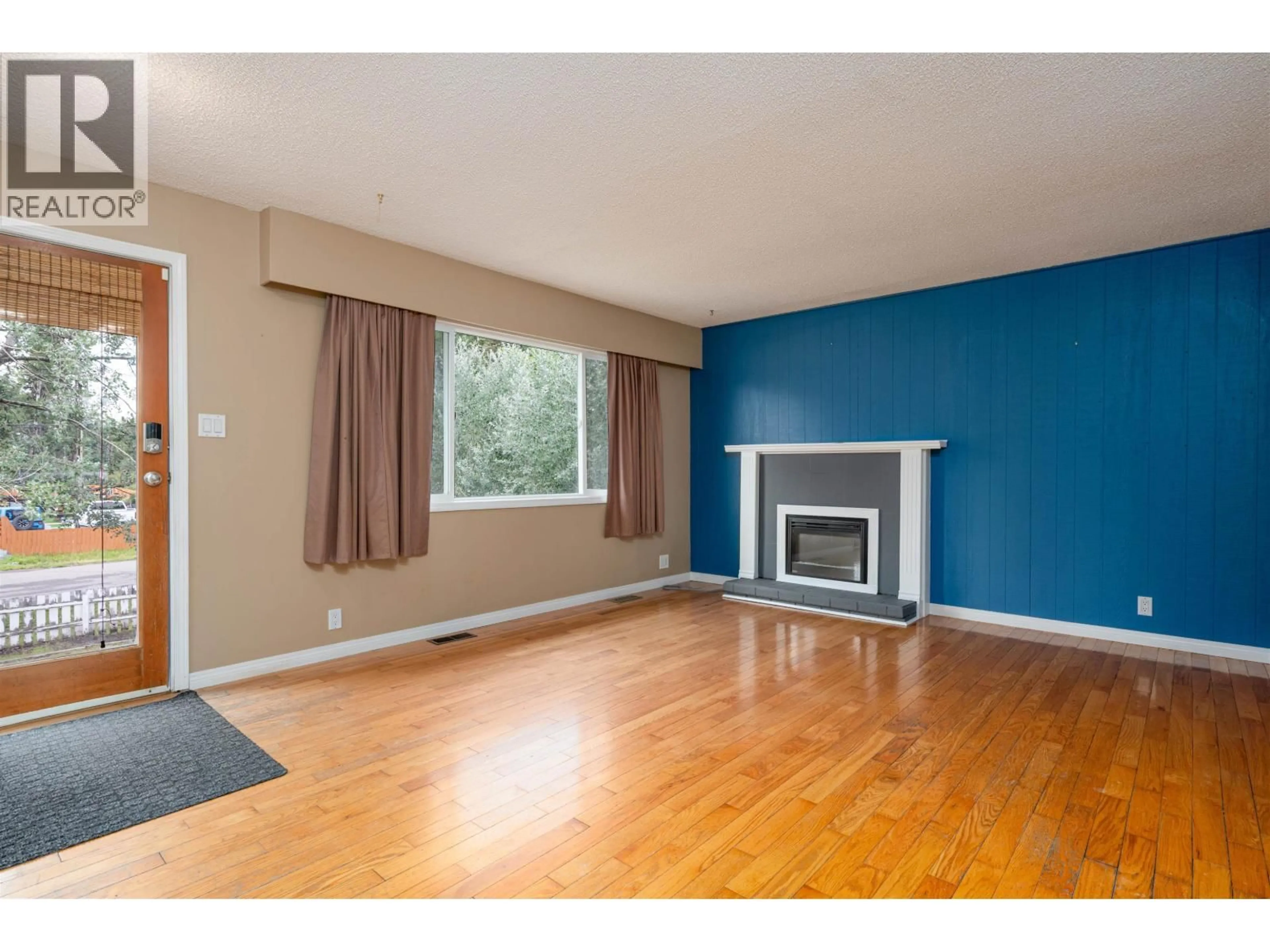Living room with furniture, wood/laminate floor for 8396 CANTLE DRIVE, Prince George British Columbia V2N6N3