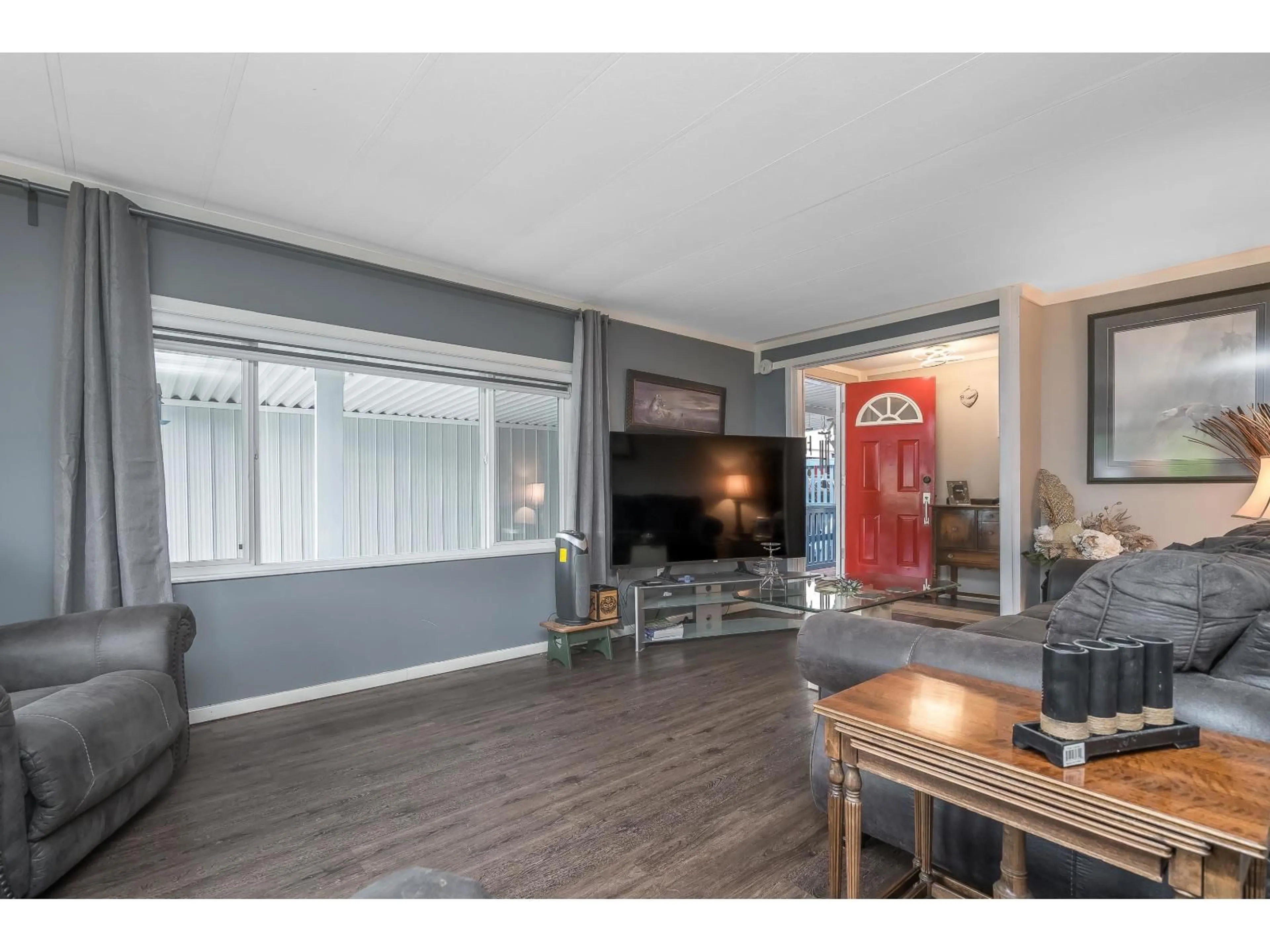 Living room with furniture, wood/laminate floor for 25 - 13650 80 AVENUE, Surrey British Columbia V3W6J8