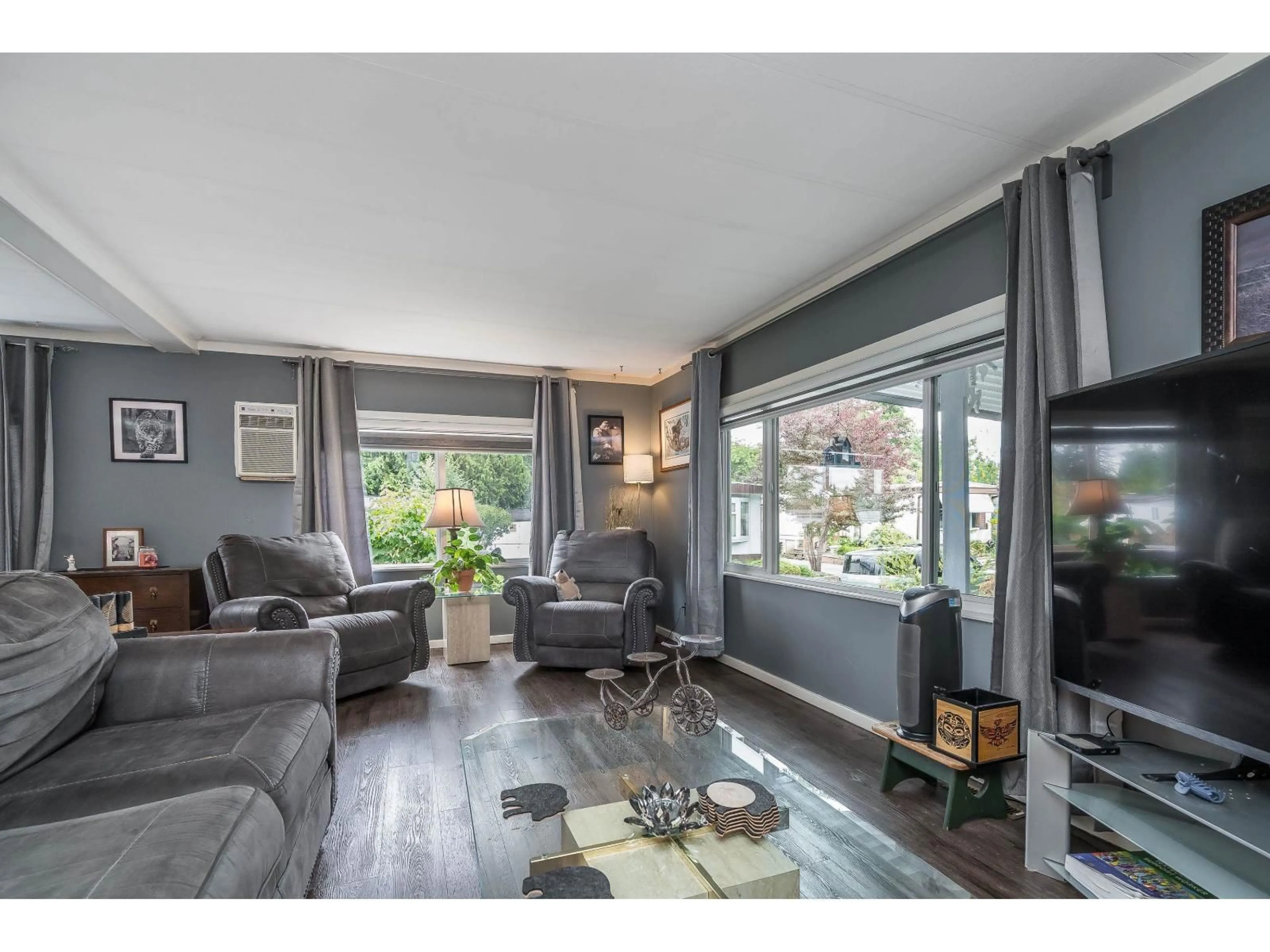 Living room with furniture, wood/laminate floor for 25 - 13650 80 AVENUE, Surrey British Columbia V3W6J8