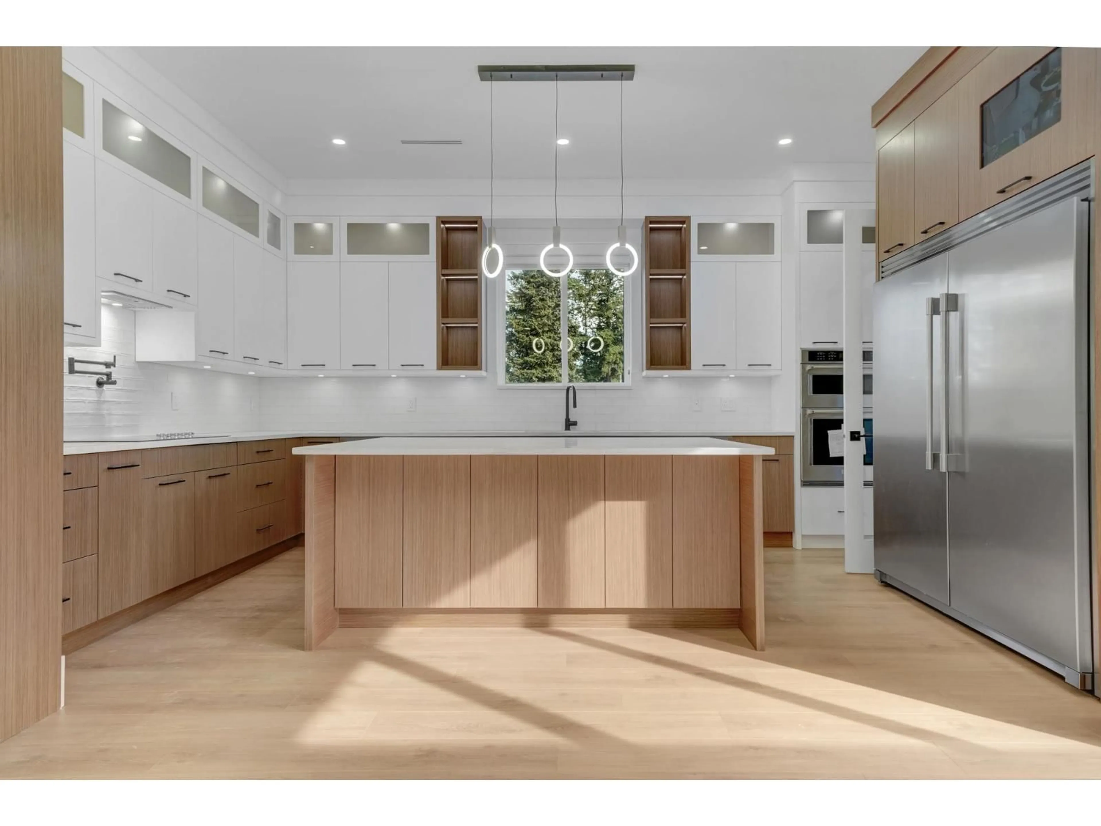 Contemporary kitchen, unknown for 20070 46A AVENUE AVENUE, Langley British Columbia V3A6J3