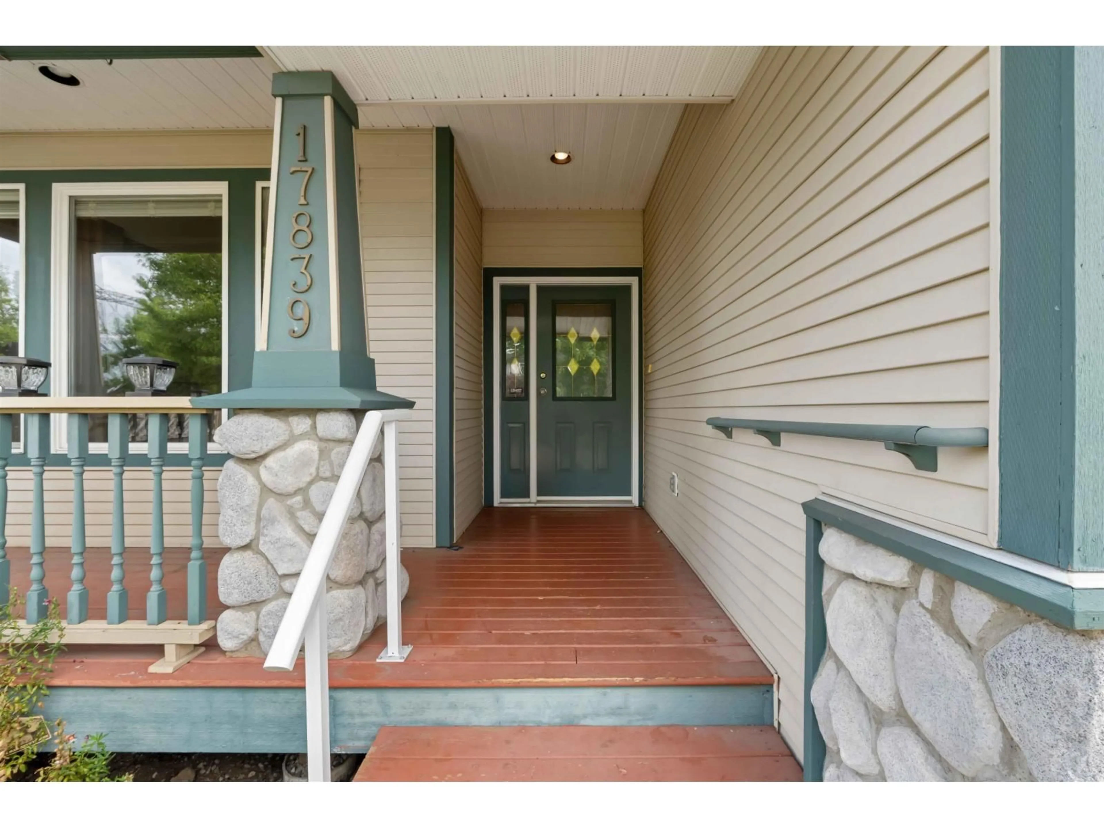 Indoor entryway for 17839 68TH AVENUE, Surrey British Columbia V3S9E2
