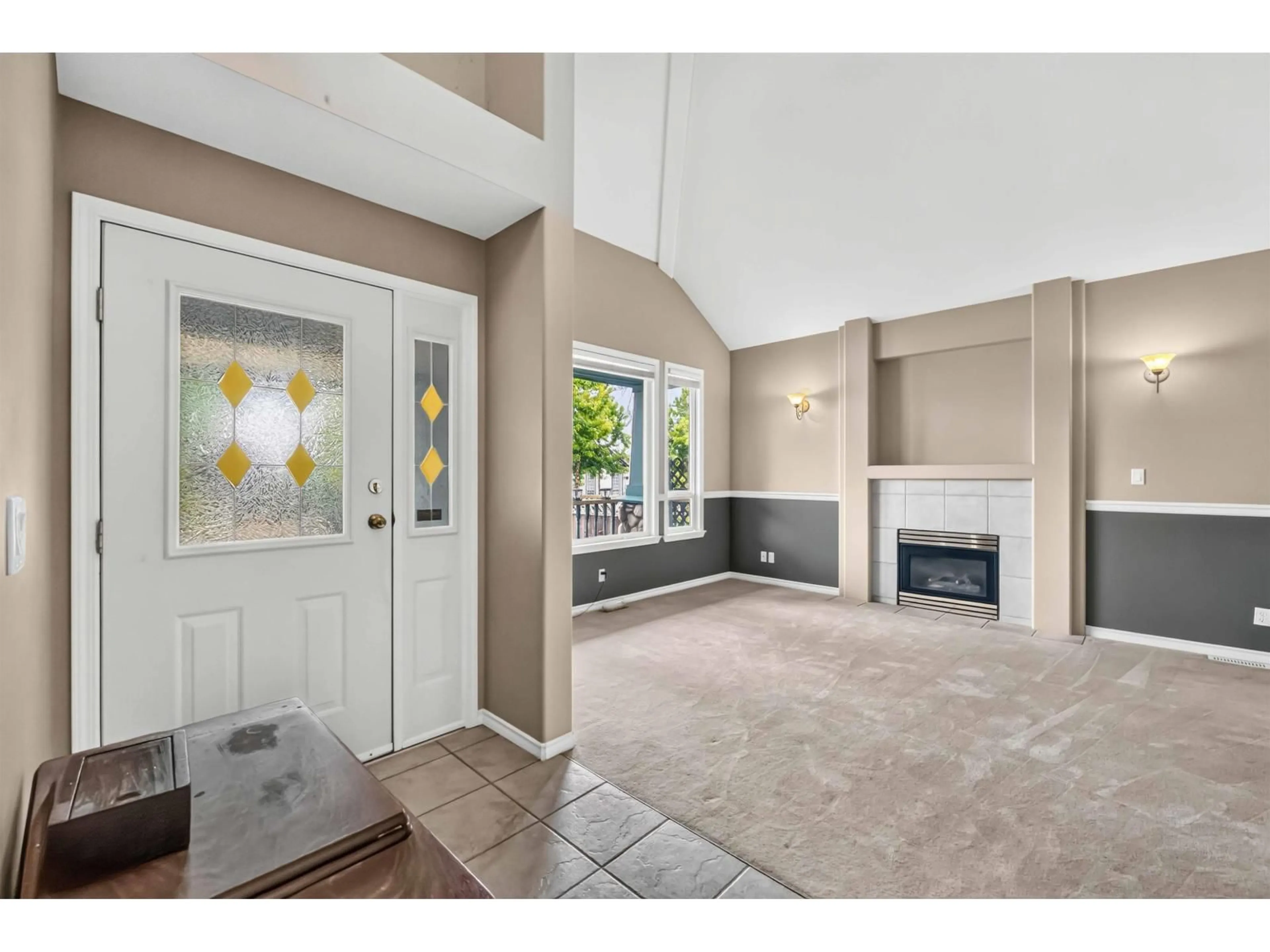 Indoor entryway for 17839 68TH AVENUE, Surrey British Columbia V3S9E2