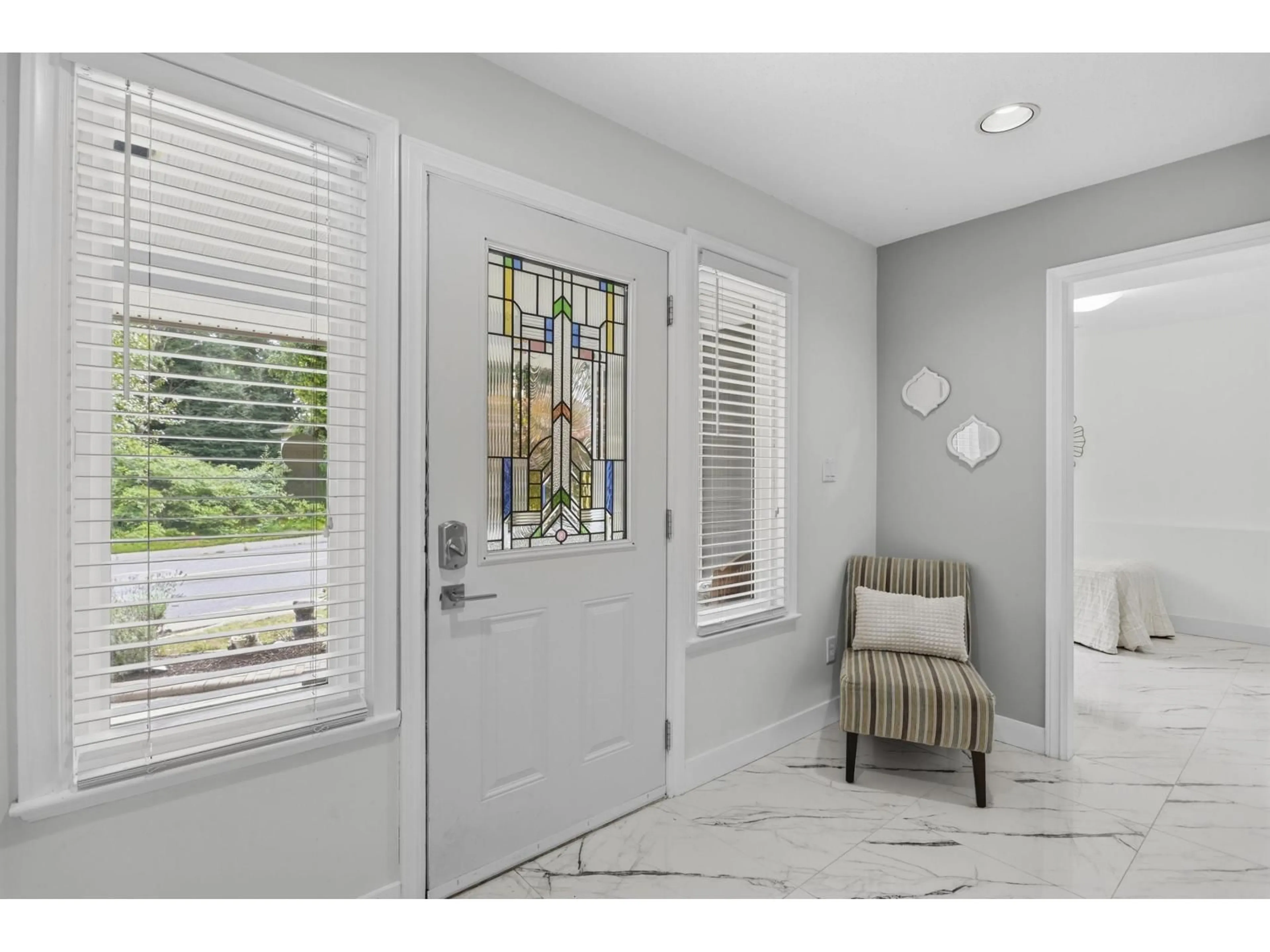 Indoor entryway for 33497 11 AVENUE, Mission British Columbia V2V6Z5