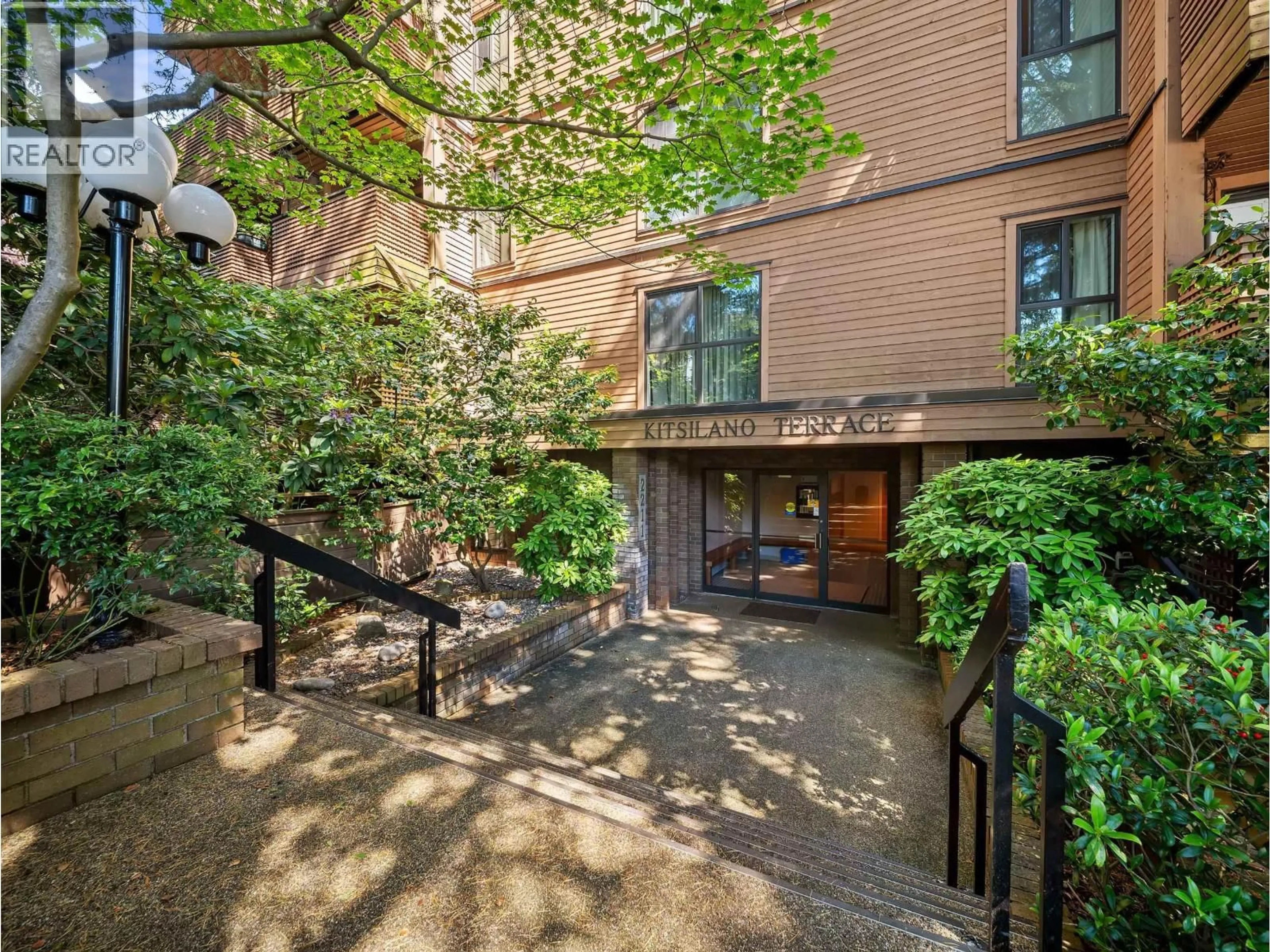 Patio, unknown for 402 - 2211 2ND AVENUE, Vancouver British Columbia V6K1H8