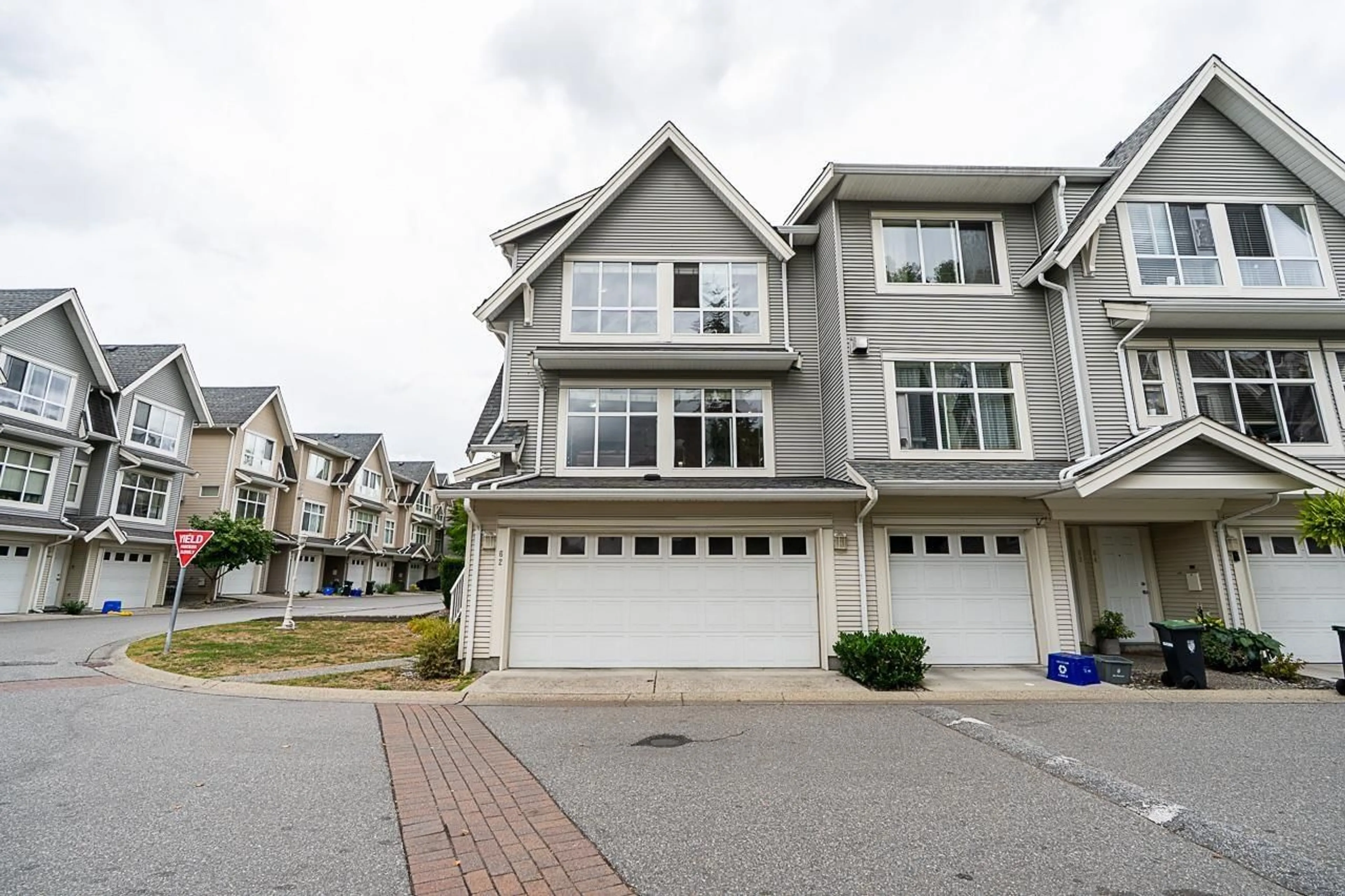 Home with vinyl exterior material, street for 62 - 6450 199 STREET, Langley British Columbia V2Y2X1