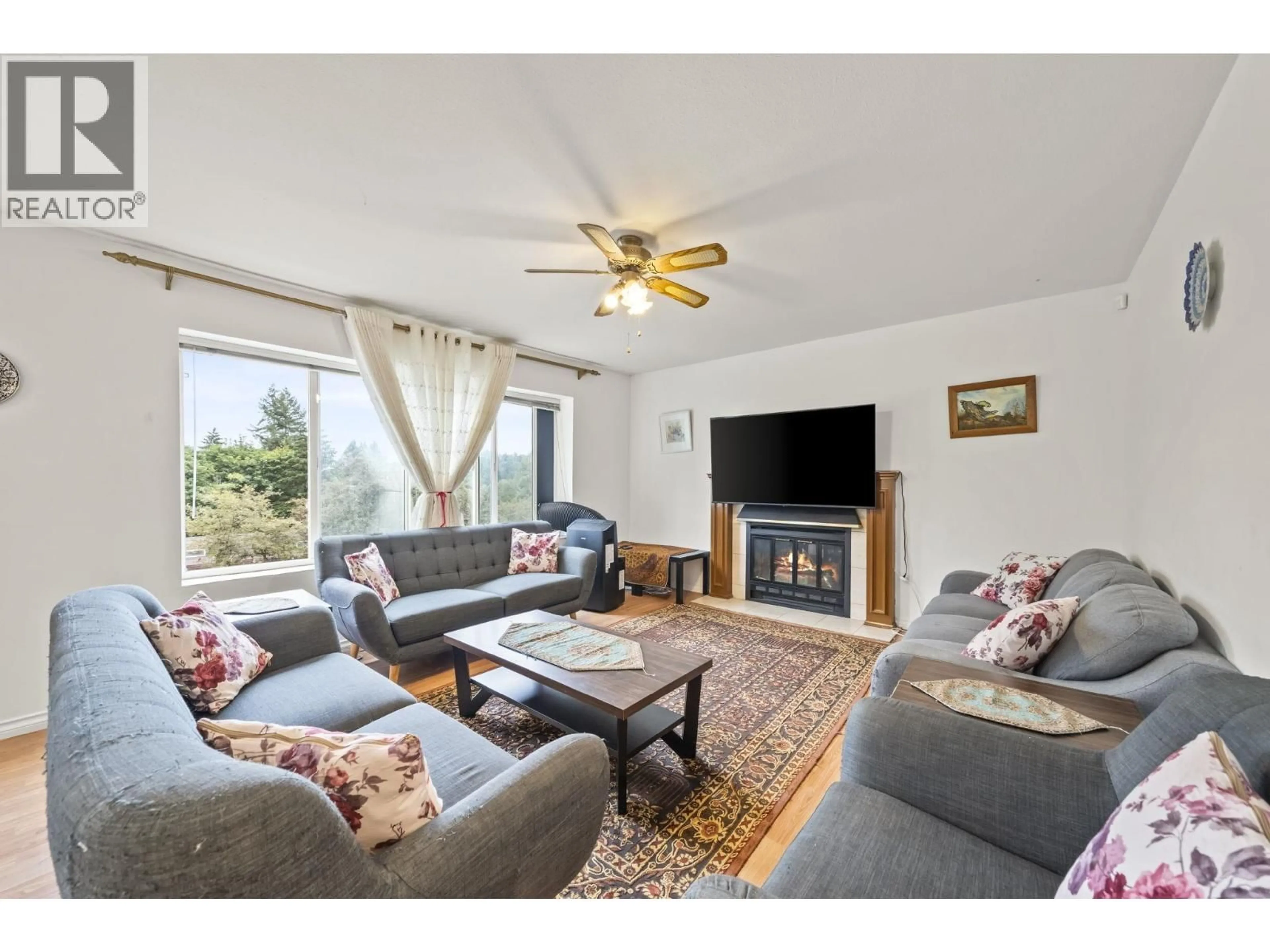 Living room with furniture, wood/laminate floor for 1125 CECILE DRIVE, Port Moody British Columbia V3H1M8