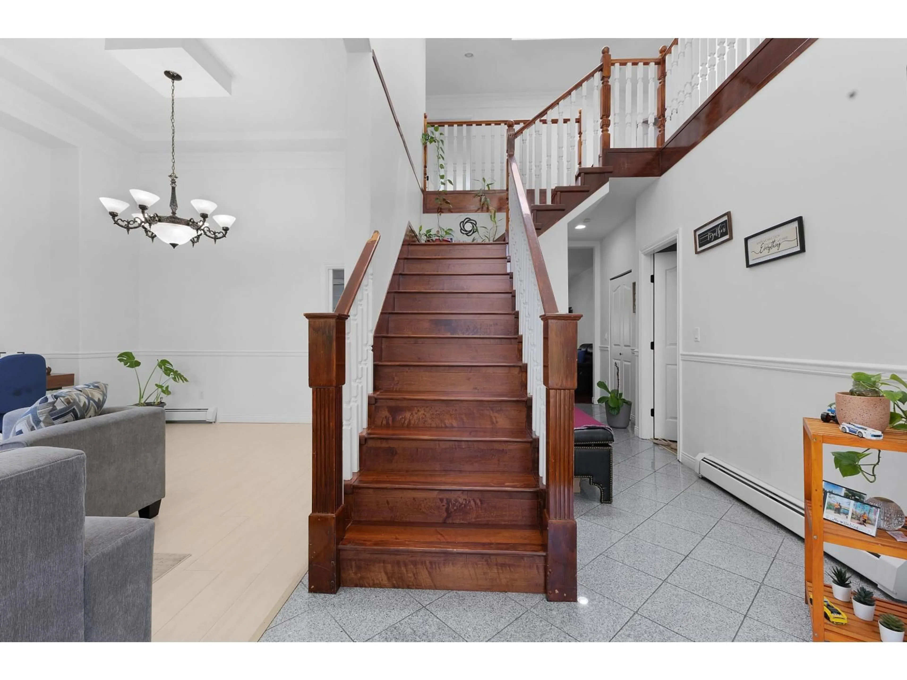 Indoor foyer for 9928 116 STREET, Surrey British Columbia V3V4A4