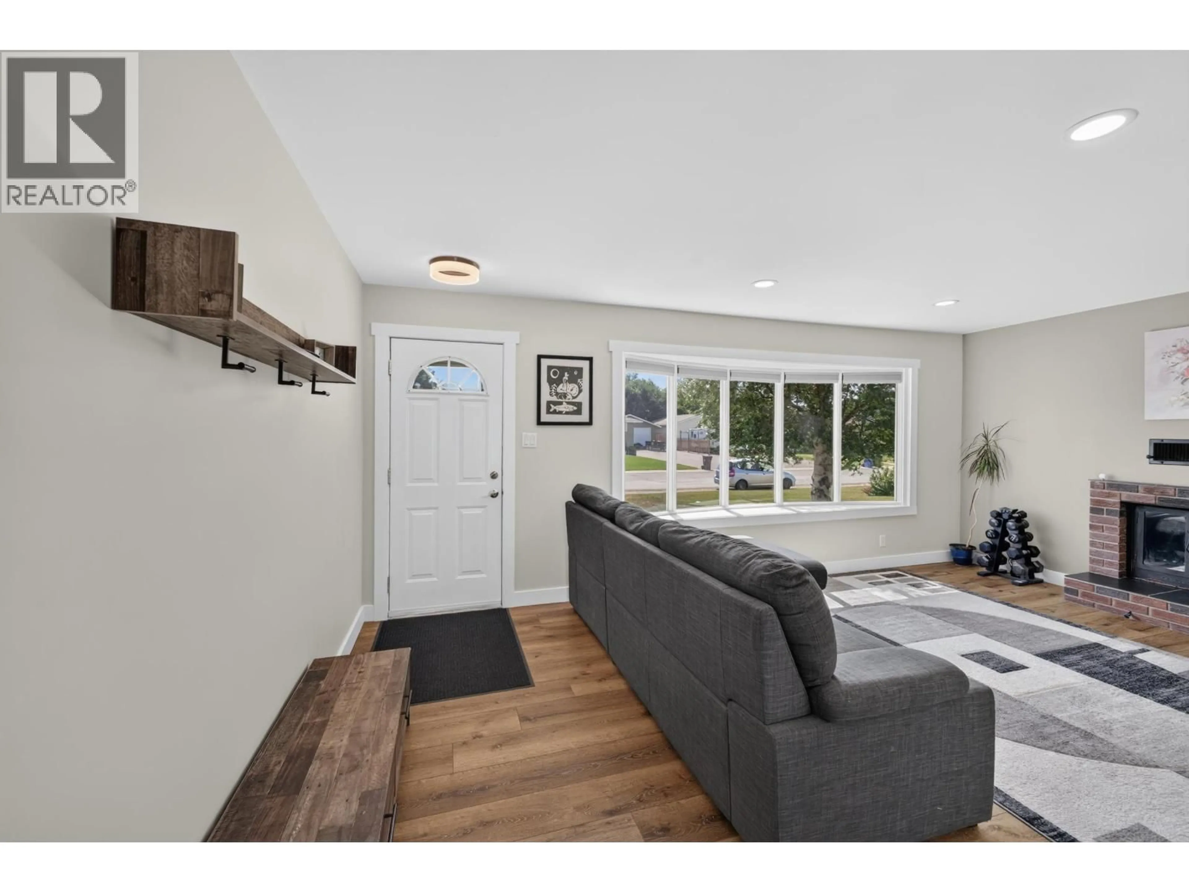 Indoor entryway for 9616 PEACE RIVER ROAD, Fort St. John British Columbia V1J2S5