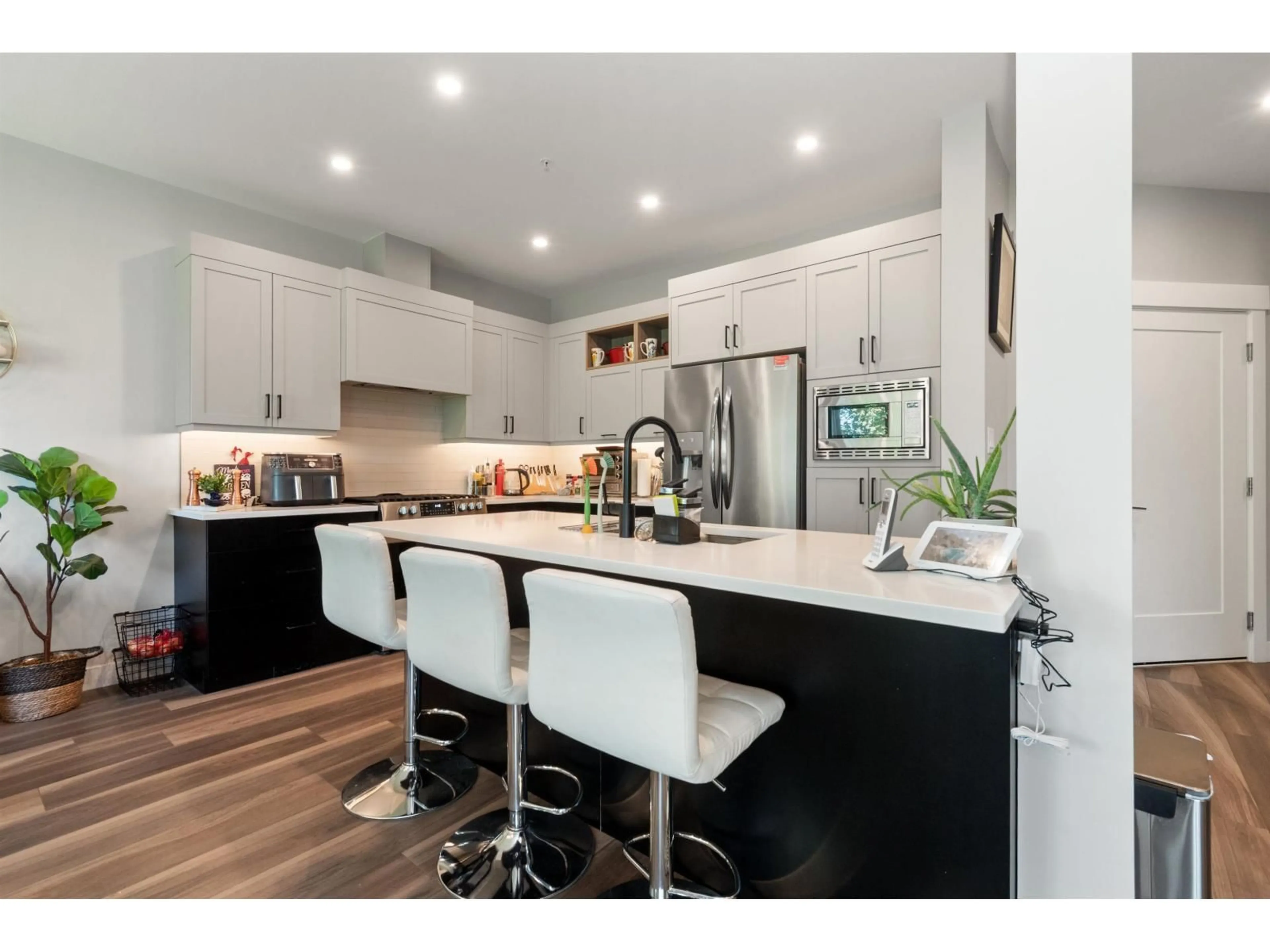 Open concept kitchen, wood/laminate floor for 21 - 43575 CHILLIWACK MOUNTAIN ROAD, Chilliwack British Columbia V2R4A1
