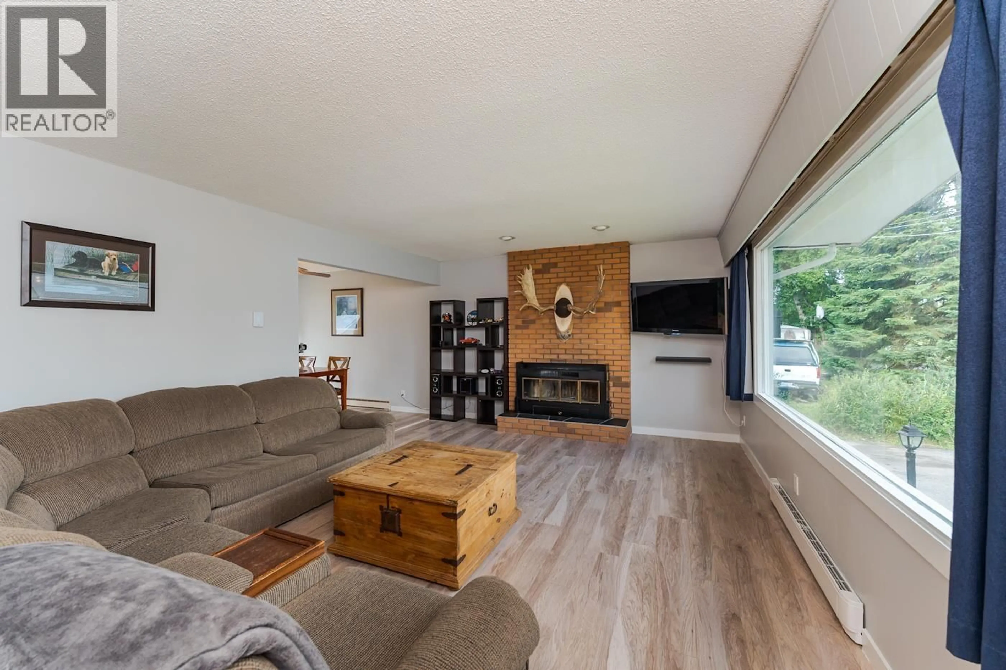 Living room with furniture, wood/laminate floor for 4183 WEISBROD ROAD, Prince George British Columbia V2K2S4