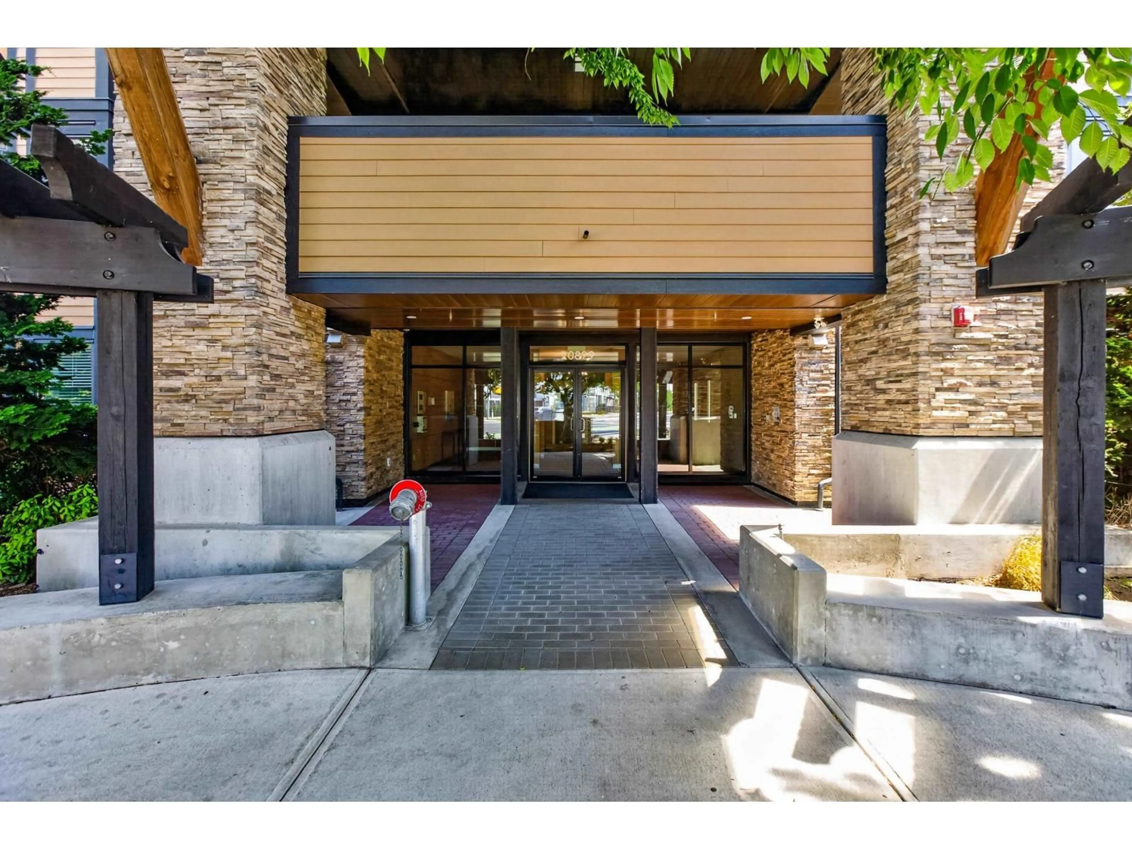 Indoor foyer for 218 - 20829 77A AVENUE, Langley British Columbia V2Y0Y5