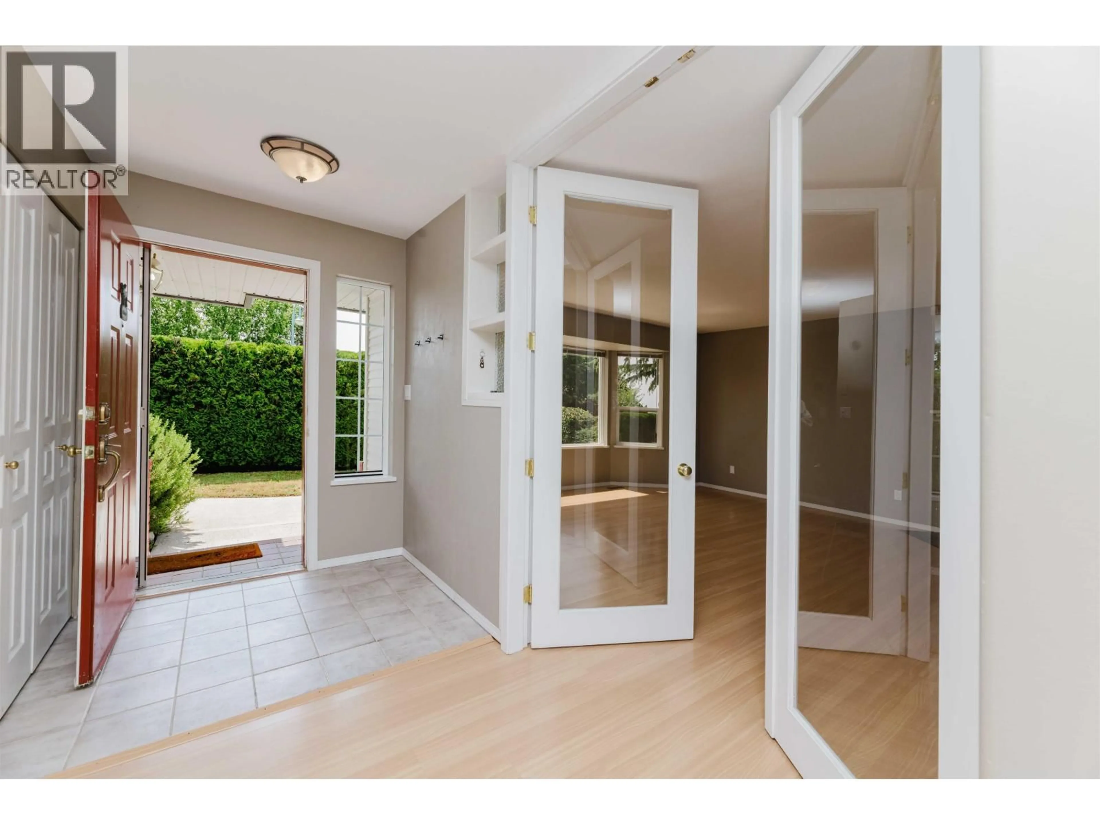 Indoor entryway for 5078 BAY ROAD, Sechelt British Columbia V7Z0E9