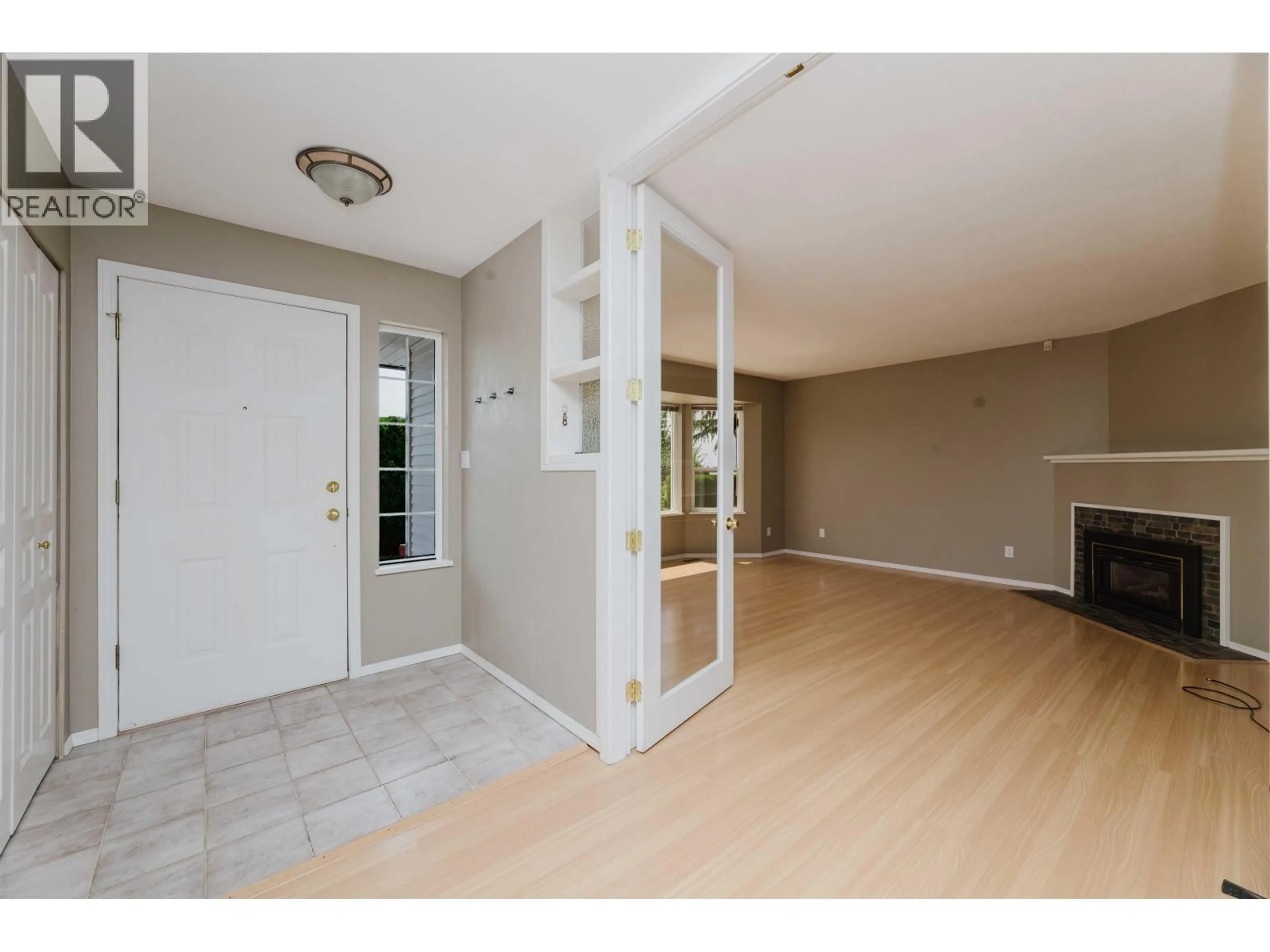 Indoor entryway for 5078 BAY ROAD, Sechelt British Columbia V7Z0E9