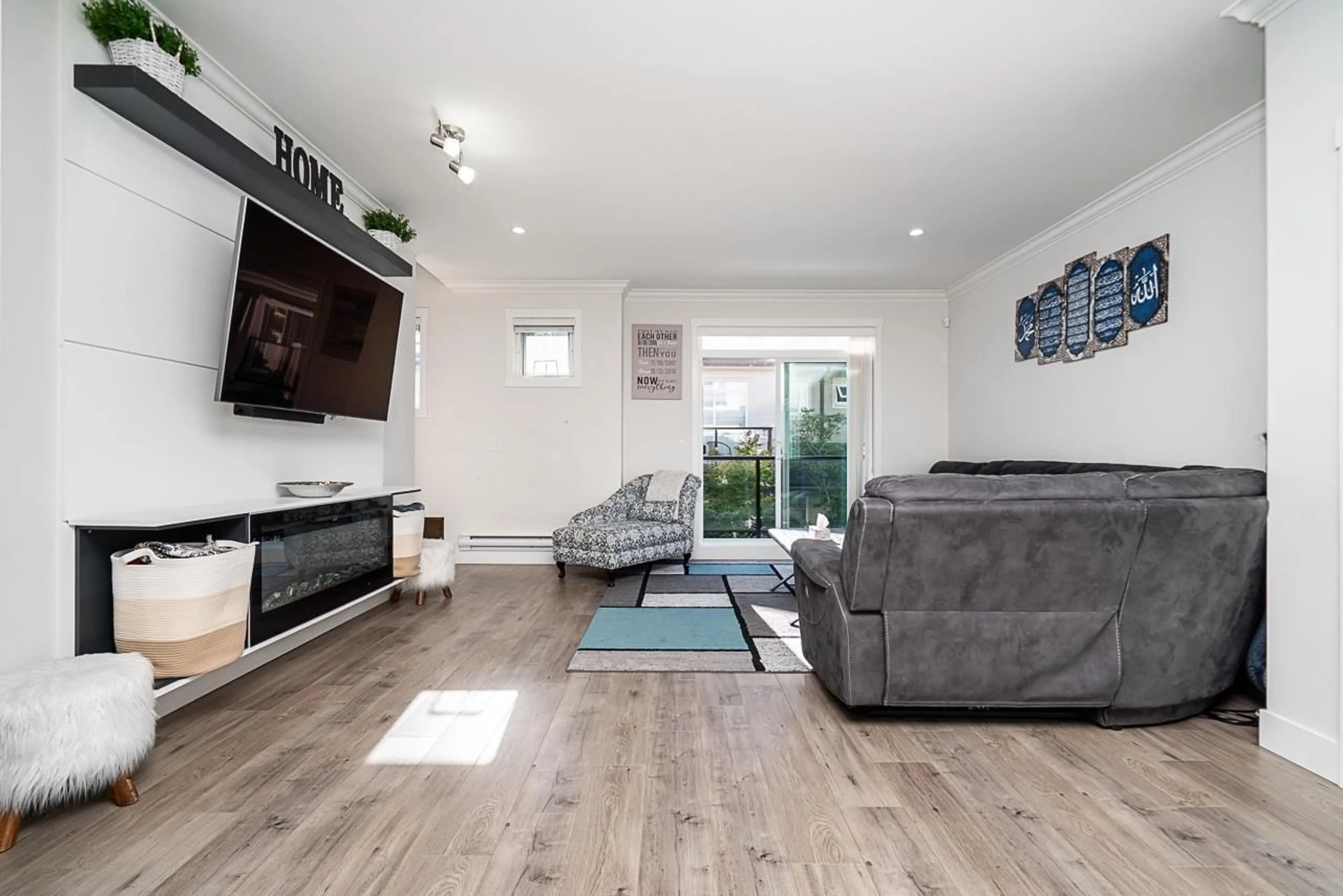 Living room with furniture, wood/laminate floor for 27 - 13898 64 AVENUE, Surrey British Columbia V3W1L6
