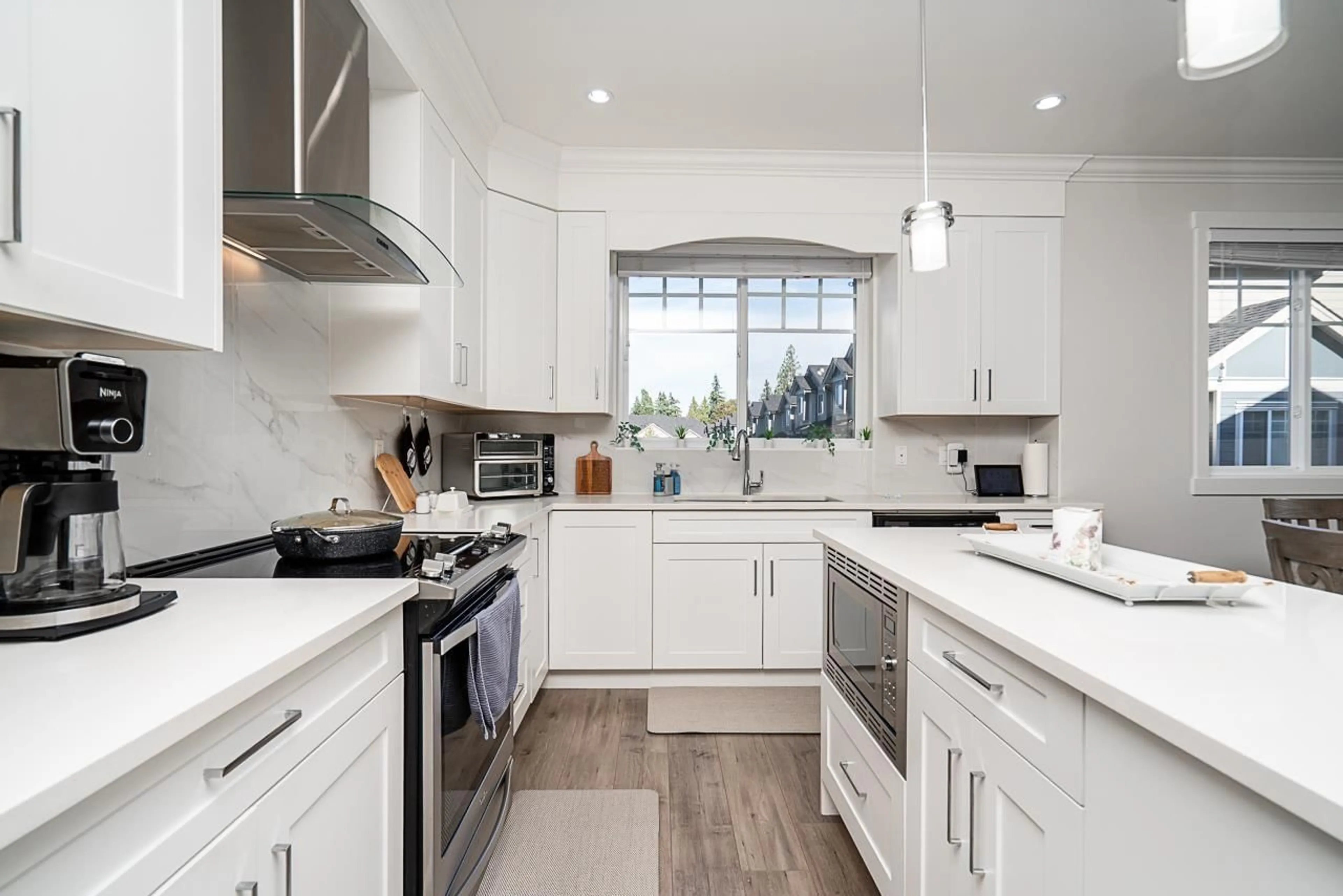 Contemporary kitchen, ceramic/tile floor for 27 - 13898 64 AVENUE, Surrey British Columbia V3W1L6