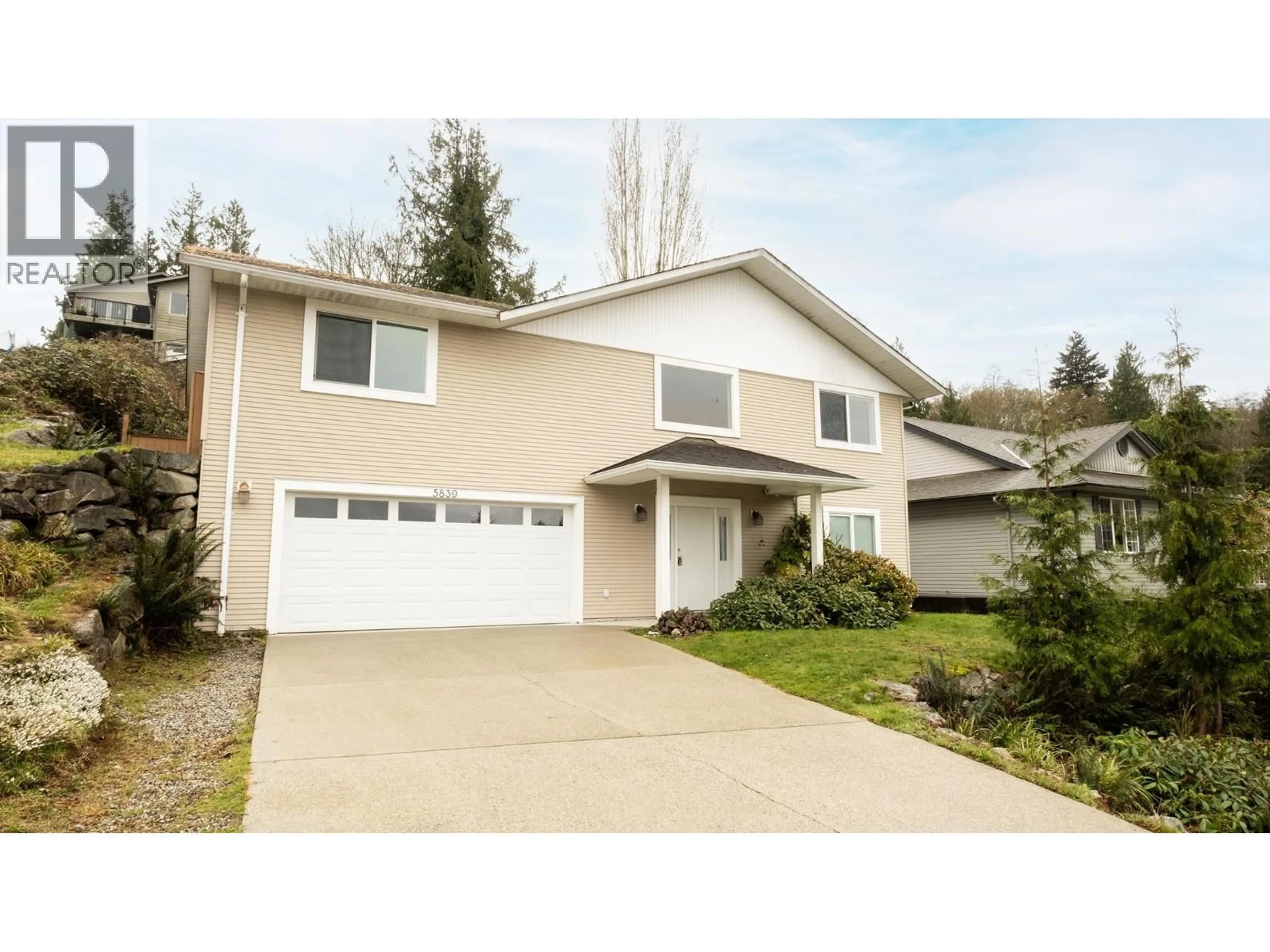 Home with vinyl exterior material, street for 5839 TRAIL AVENUE, Sechelt British Columbia V7Z0L9