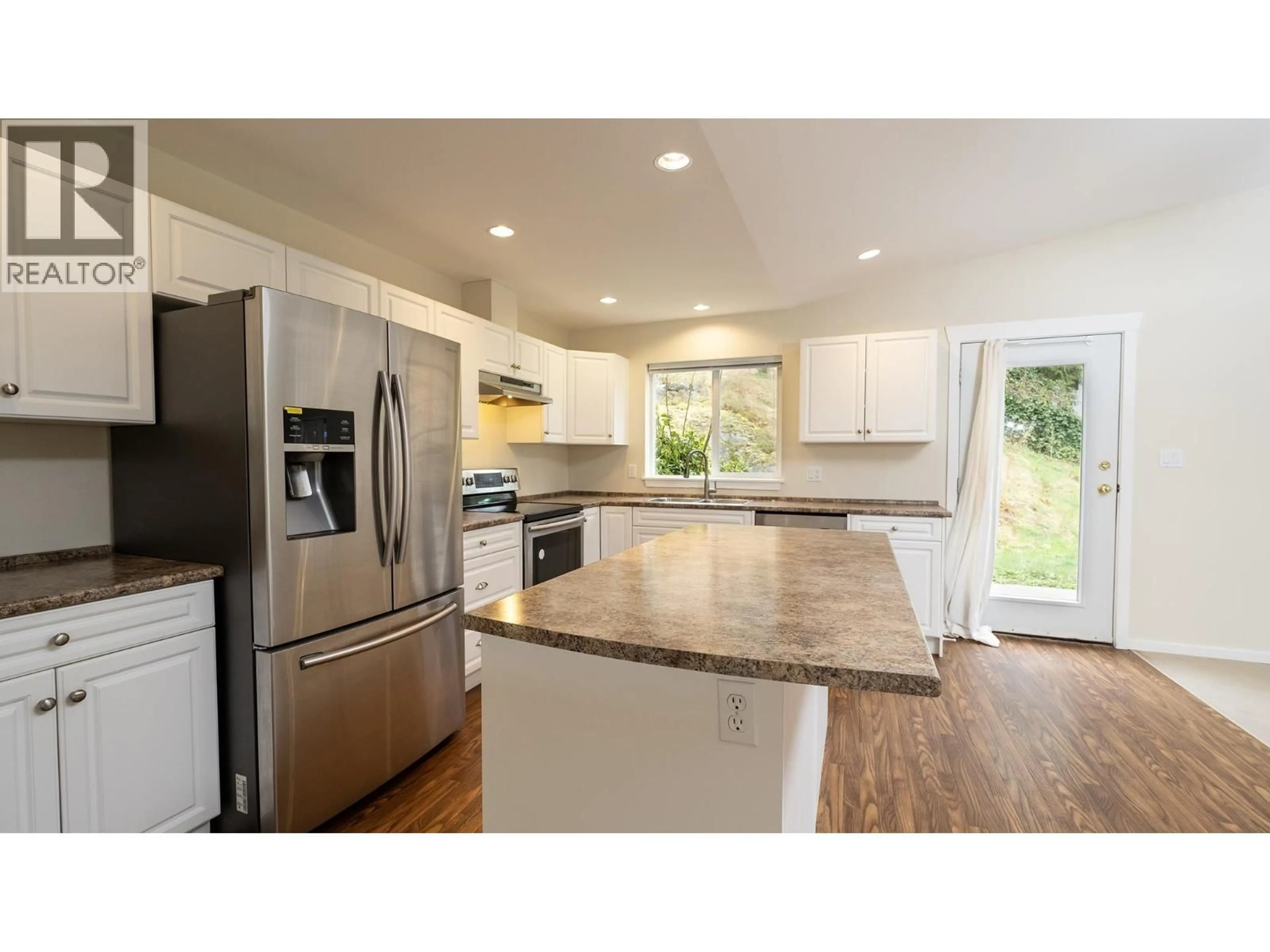 Open concept kitchen, unknown for 5839 TRAIL AVENUE, Sechelt British Columbia V7Z0L9