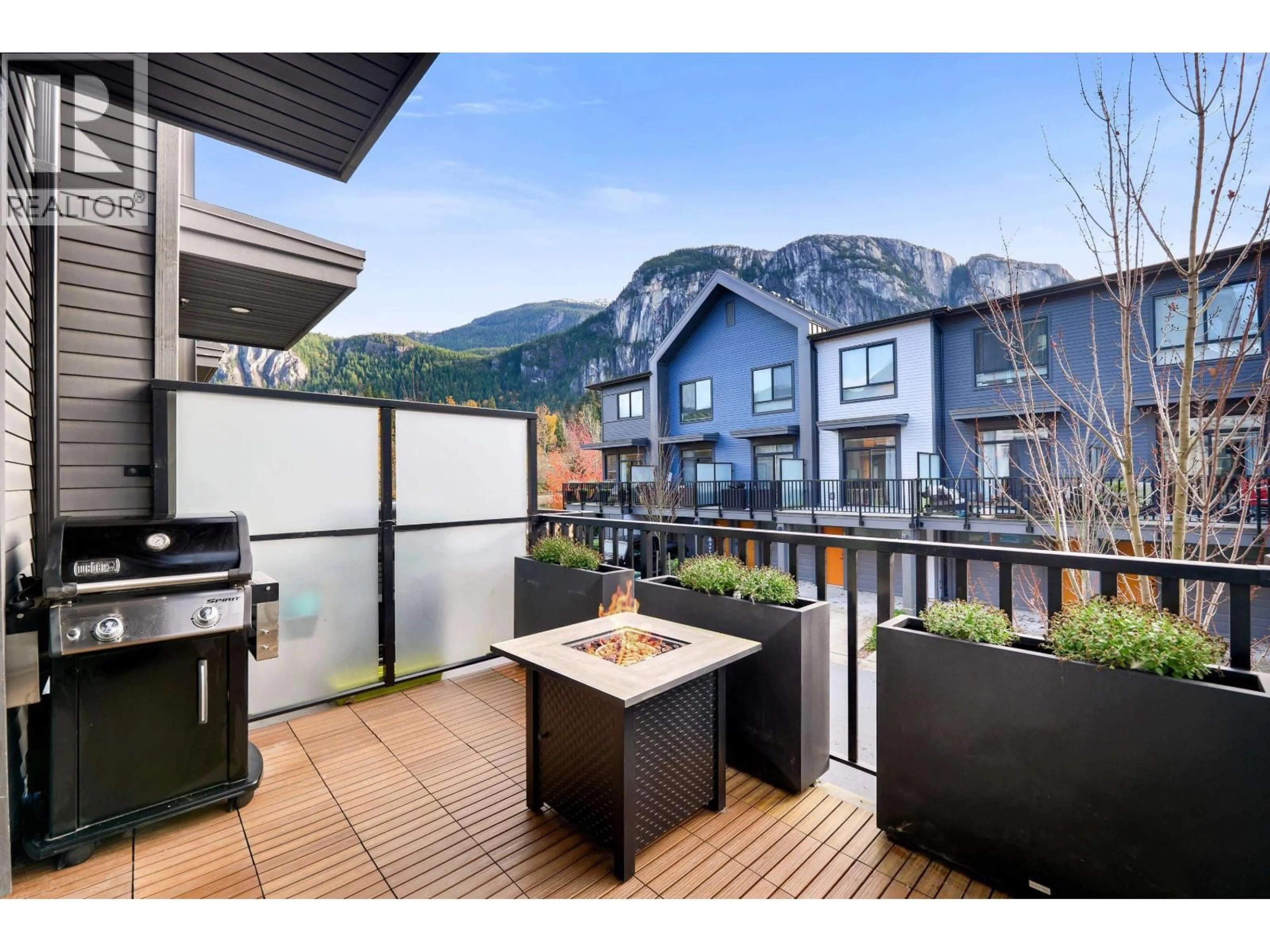 Patio, mountain view for 1379 MARINASIDE PLACE, Squamish British Columbia V8B1A8