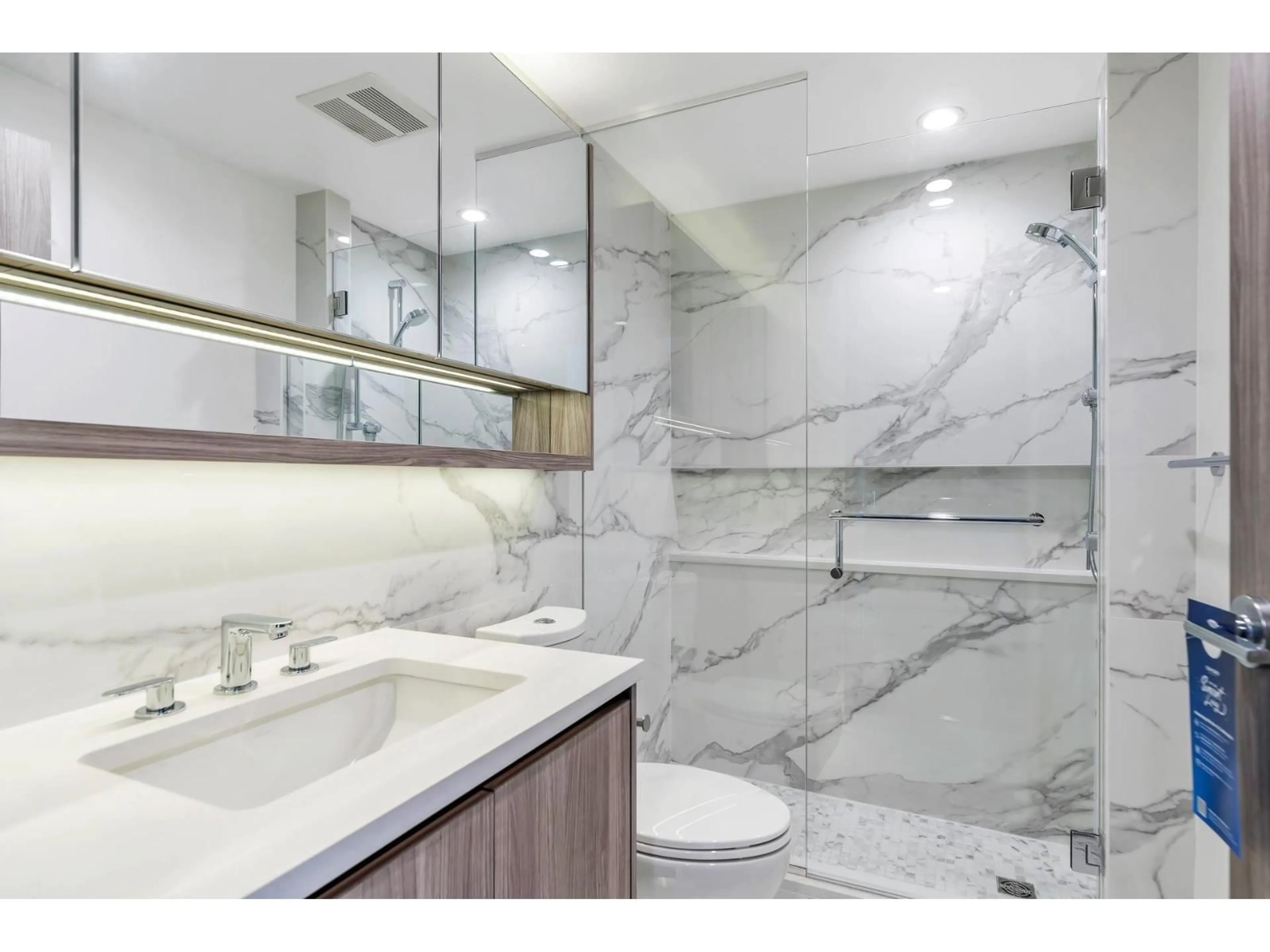 Contemporary bathroom, ceramic/tile floor for 3102 - 13778 100 AVENUE, Surrey British Columbia V3T0V3