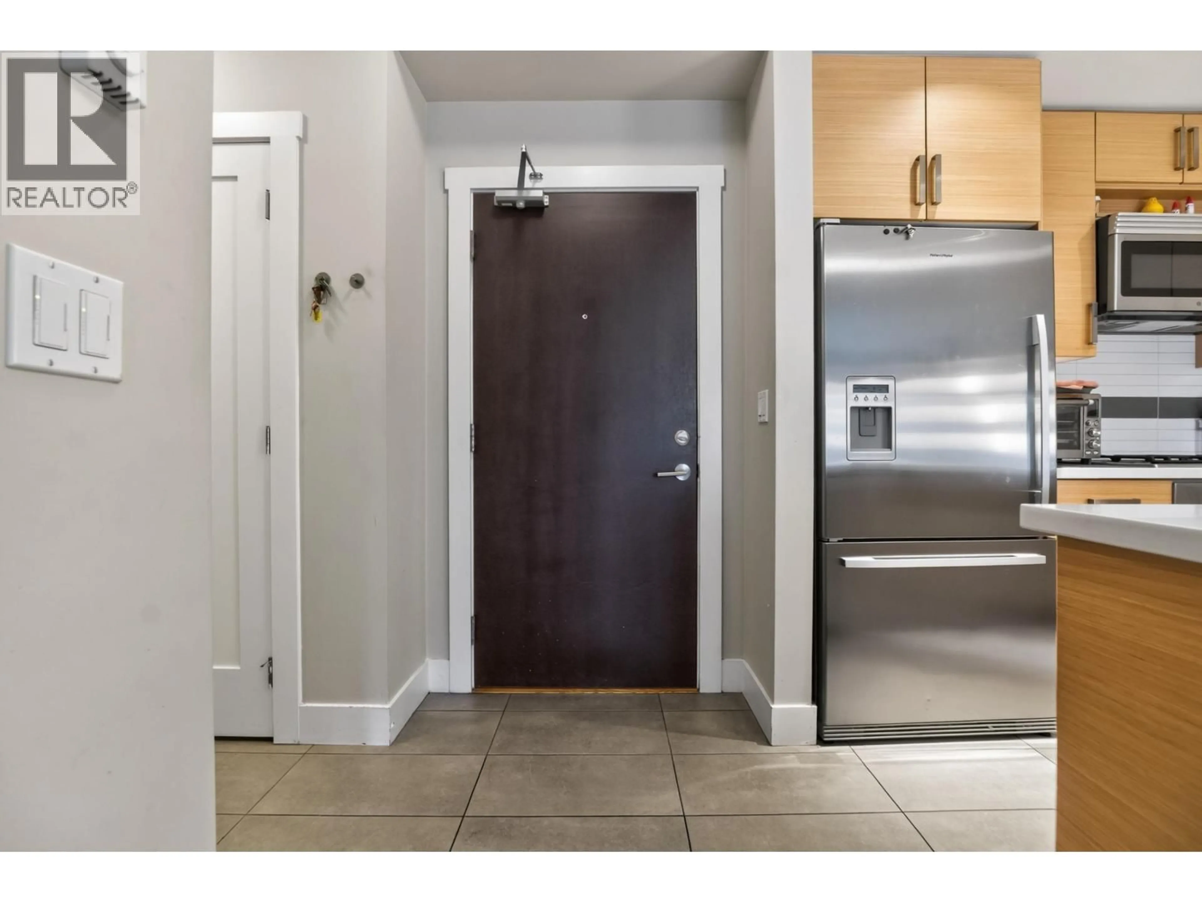 Indoor entryway for 202 - 4710 HASTINGS STREET, Burnaby British Columbia V5C2K7