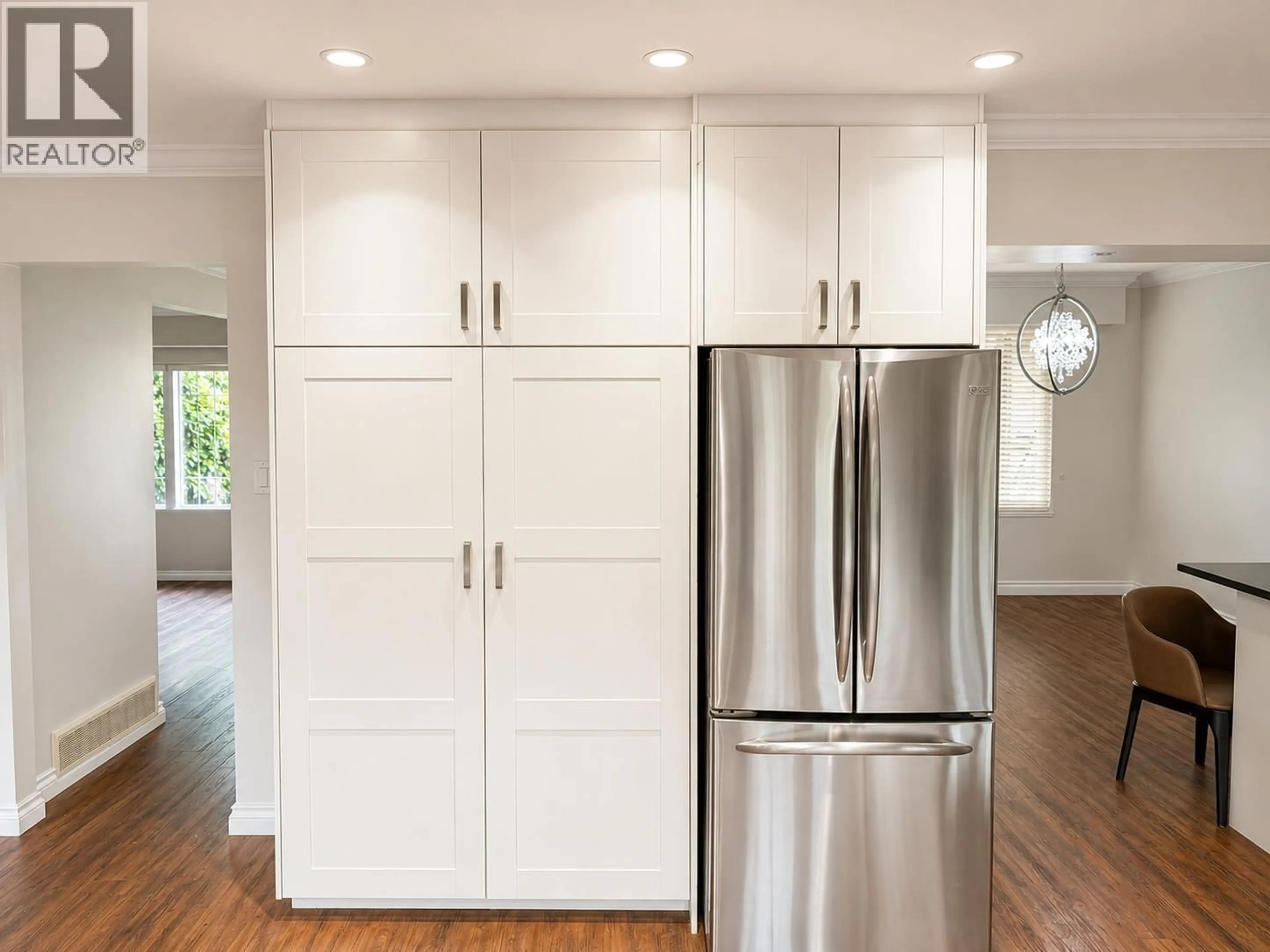Contemporary kitchen, wood/laminate floor for 10860 BROMLEY PLACE, Richmond British Columbia V7A4J6