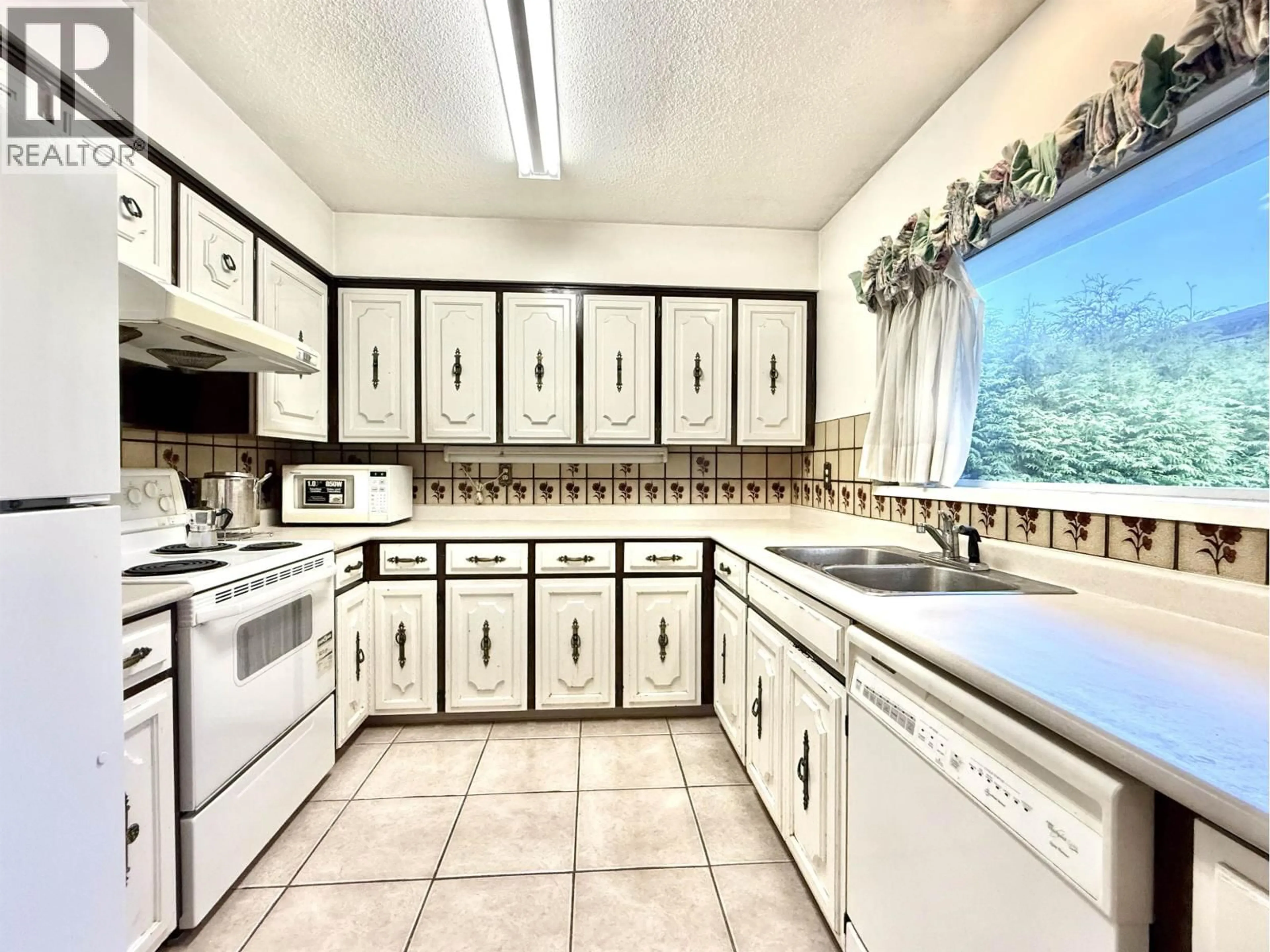 Kitchen with laundary machines, ceramic/tile floor for 8060 RIDEAU PLACE, Richmond British Columbia V7A4P3