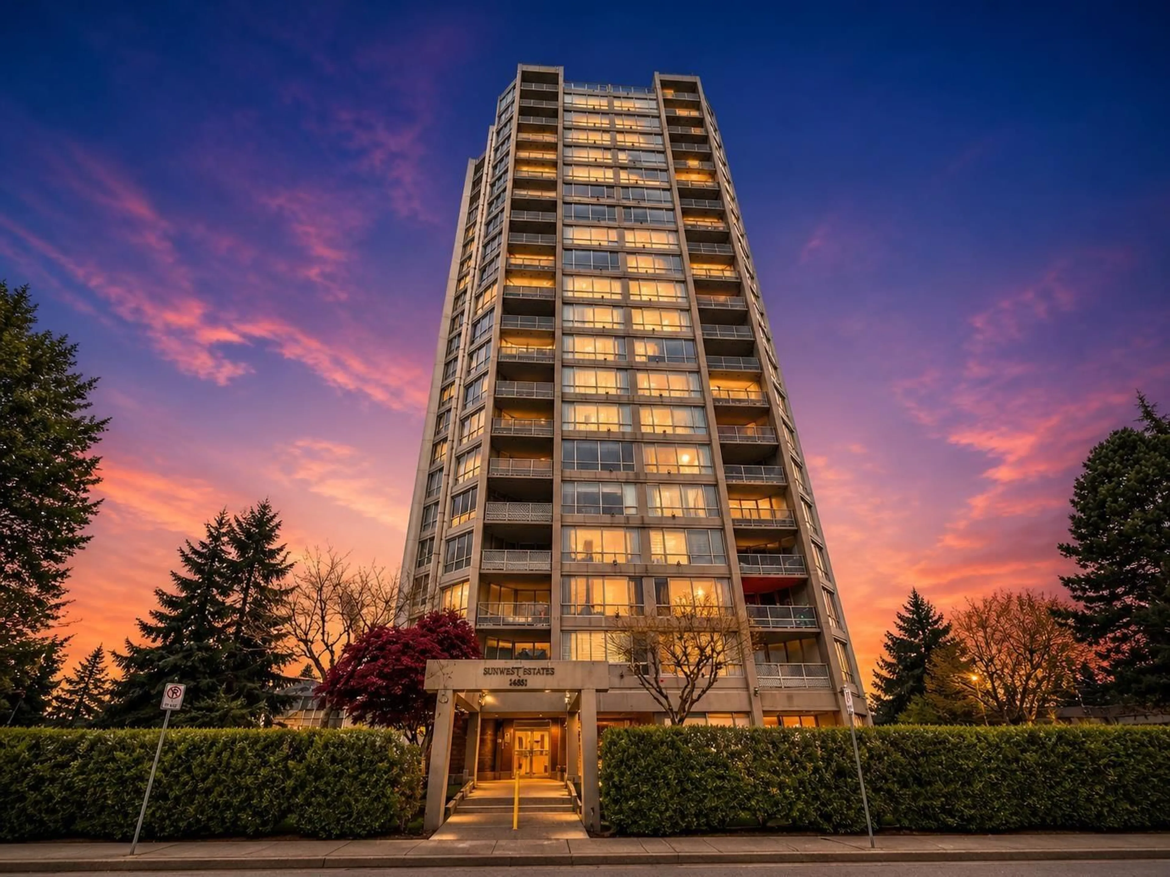 Indoor foyer for 1701 - 14881 103A AVENUE, Surrey British Columbia V3R0M5