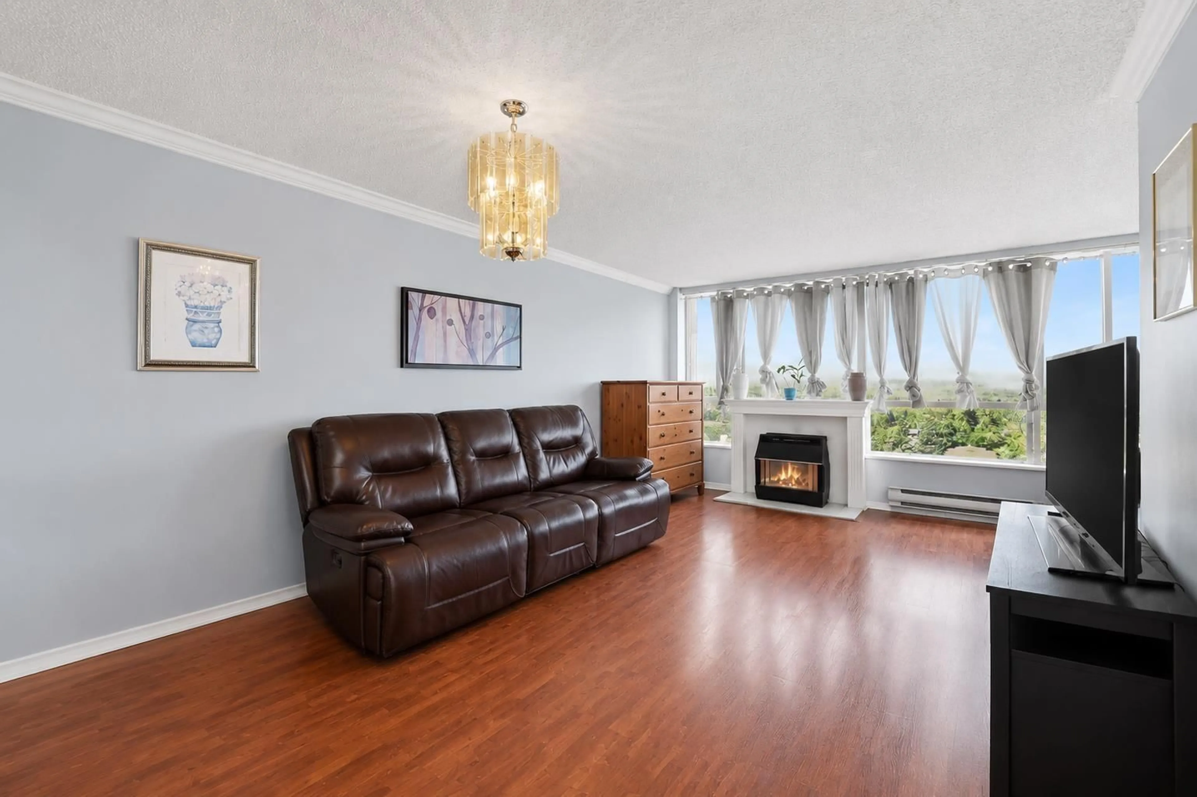 Living room with furniture, wood/laminate floor for 1701 - 14881 103A AVENUE, Surrey British Columbia V3R0M5