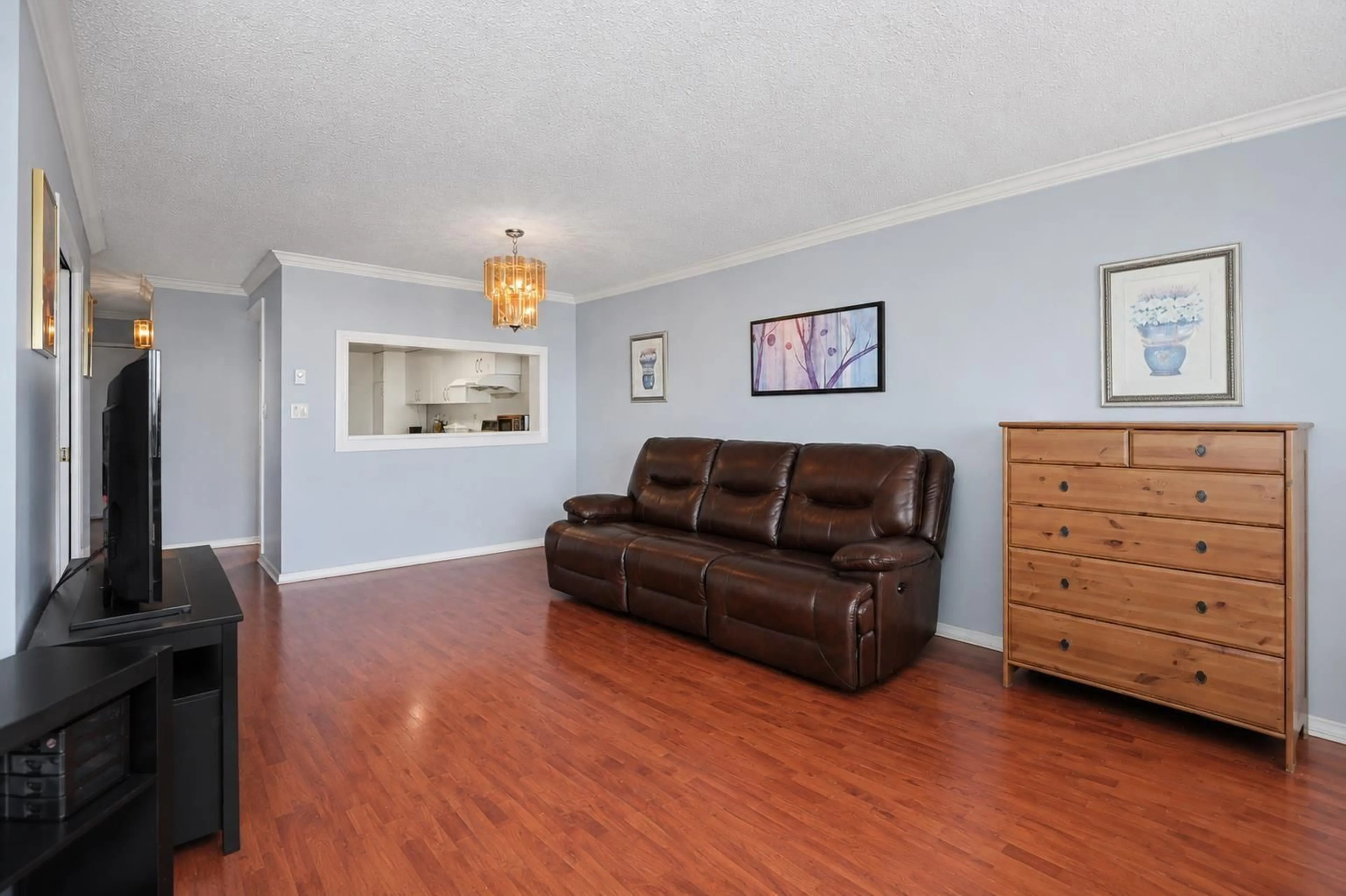 Living room with furniture, wood/laminate floor for 1701 - 14881 103A AVENUE, Surrey British Columbia V3R0M5